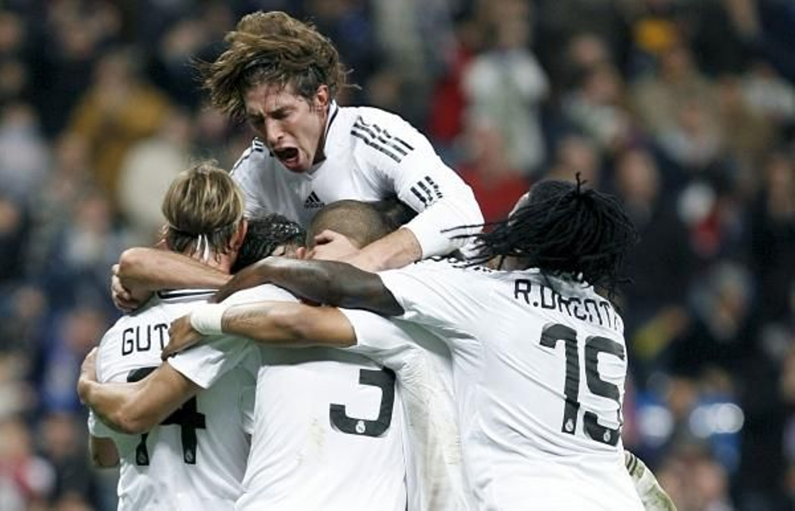 Los blancos festejan el gol de la victoria.