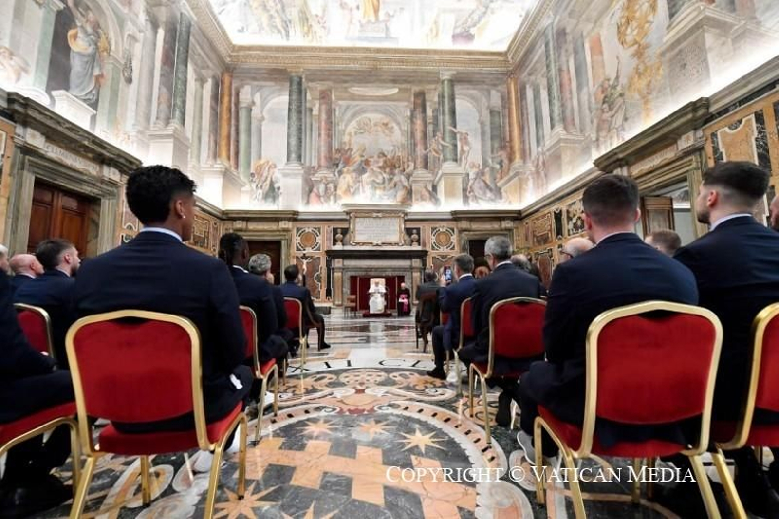 El Papa Francisco recibe al Celta en el Vaticano. // Vatican Media