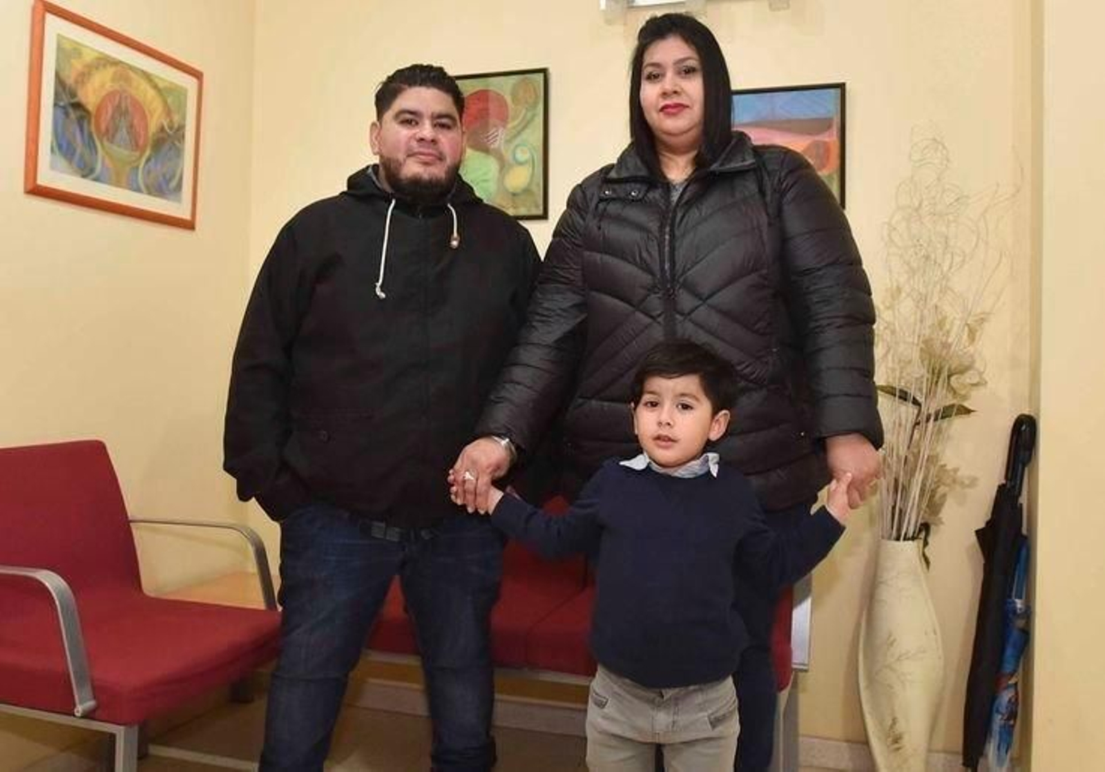 Trinidad y Vanesa, con su hijo Lucas, en la Cruz Roja de Vigo.