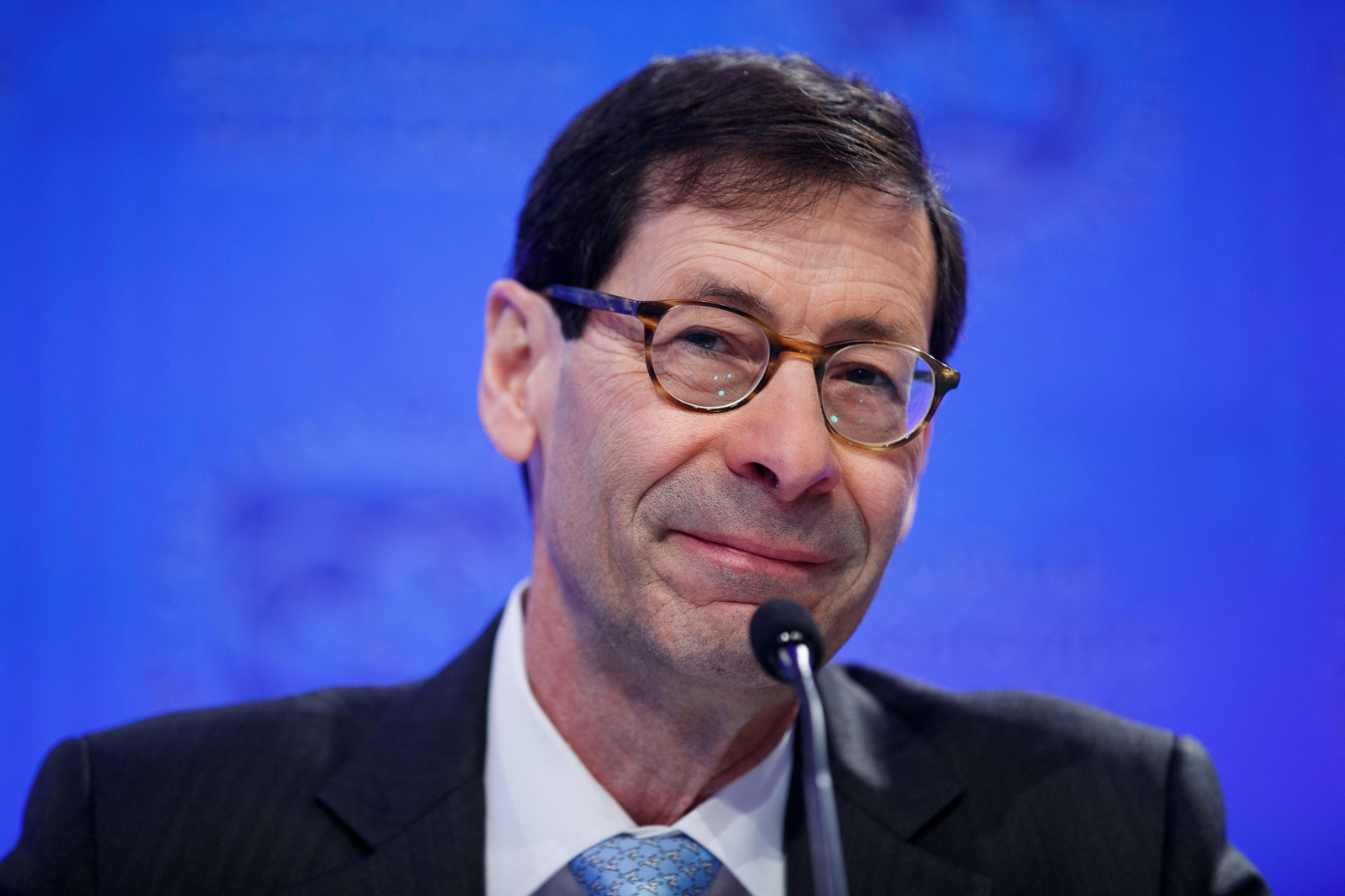 El economista jefe del FMI, Maurice Obstfeld, atiende a los medios en la presentación del informe.