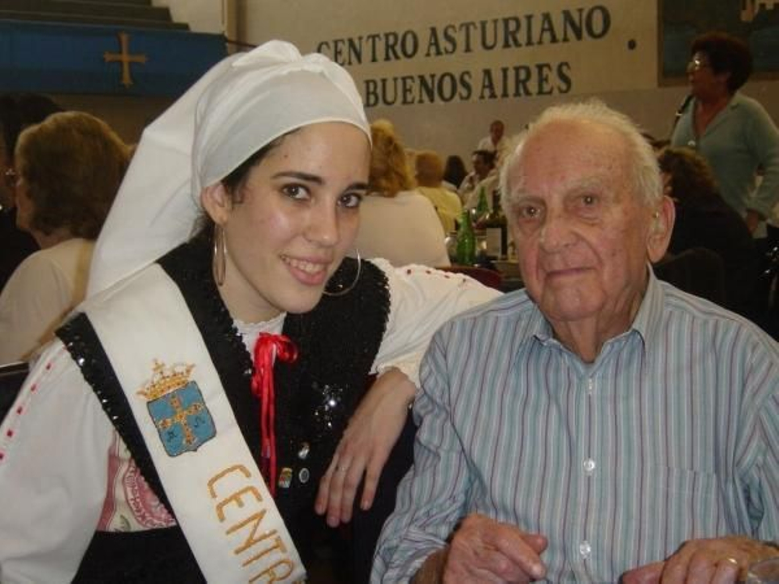 la nueva Reina del Centro Asturiano de Buenos Aires, María Victoria Rubino y el socio más antiguo de la entidad, Don Manuel Víctor Pidal.