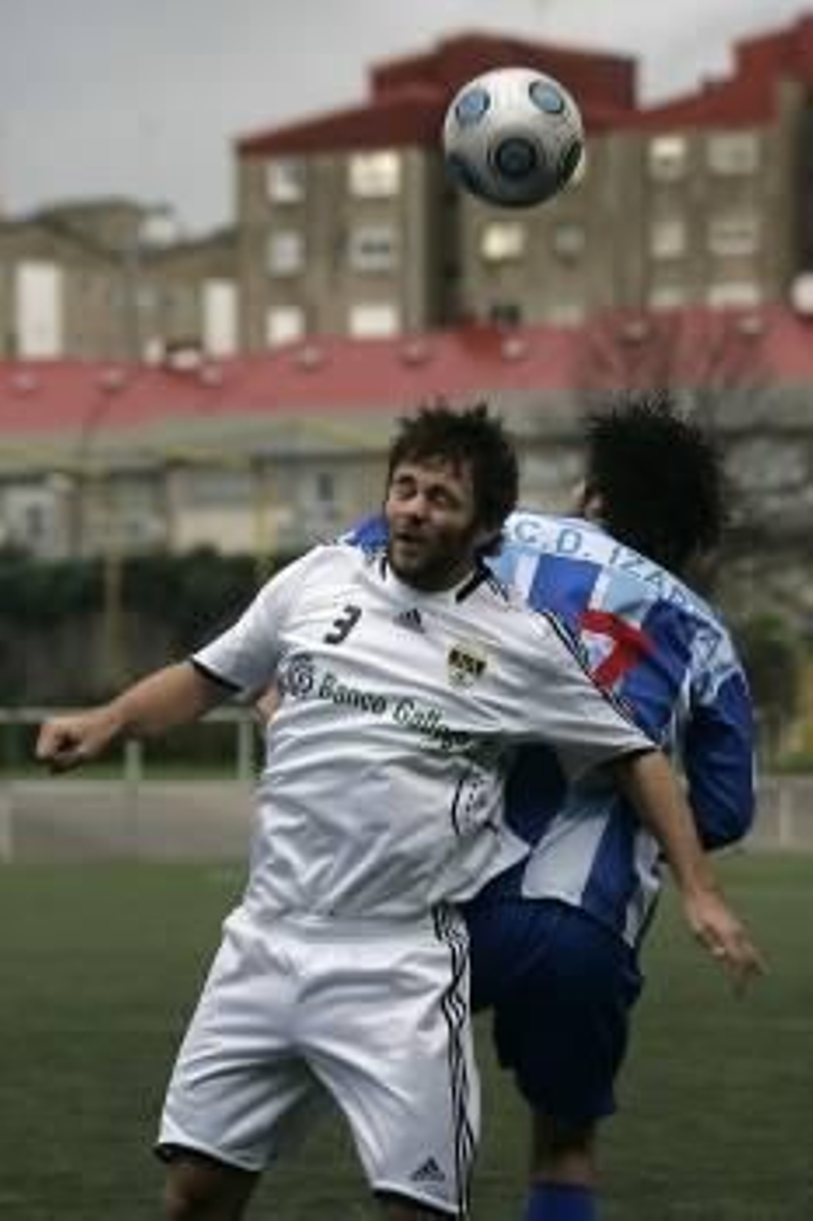 Un jugador del Montañeros pelea por un balón con un rival.  (Foto: DXT)