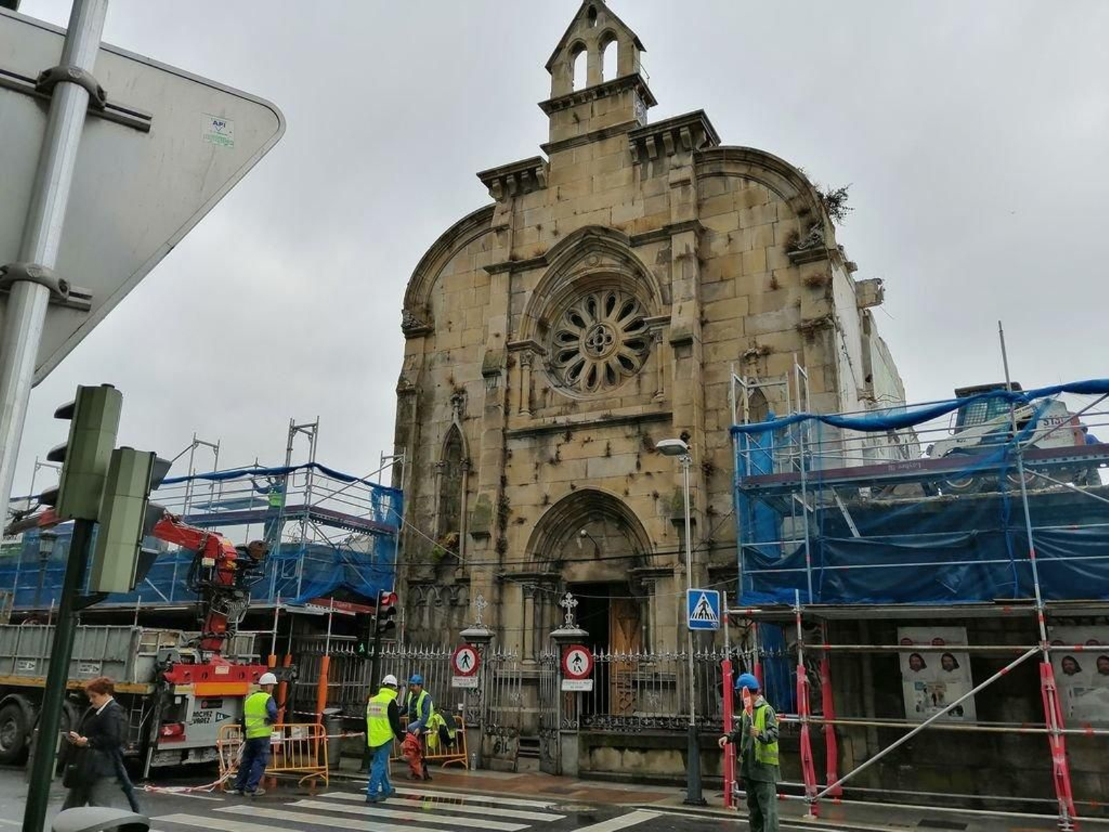 Ya sólo queda la fachada de la iglesia, en desmontaje.