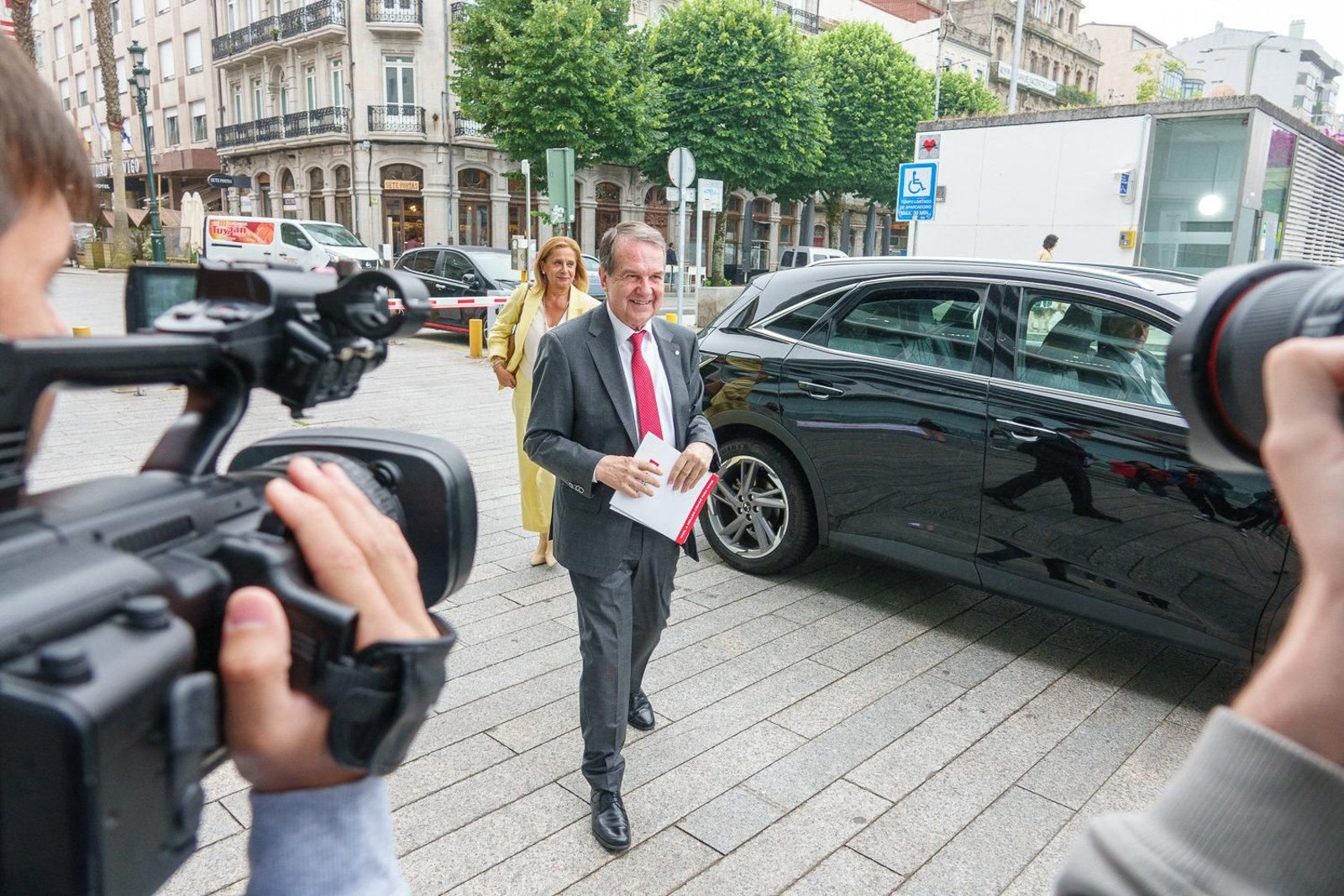 Caballero a su llegada a la sede de la Xunta en Vigo.