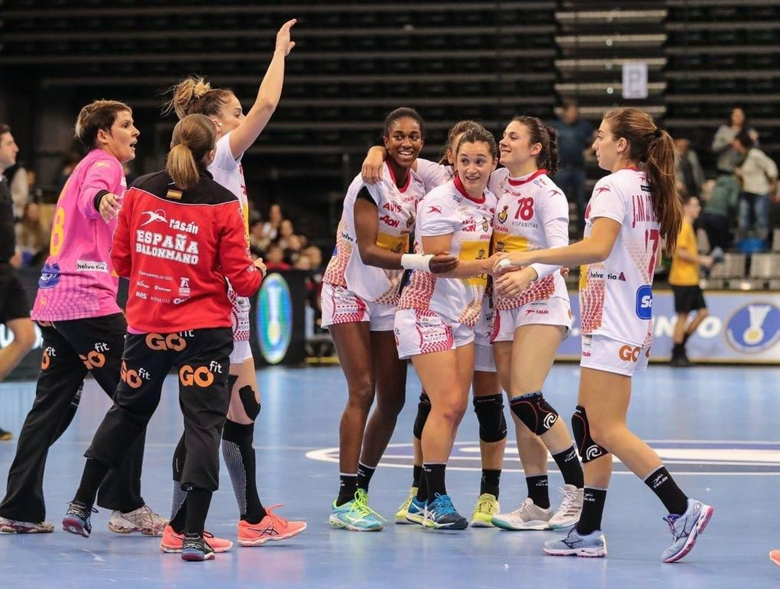 Las españolas celebran su victoria de ayer ante las eslovenas.