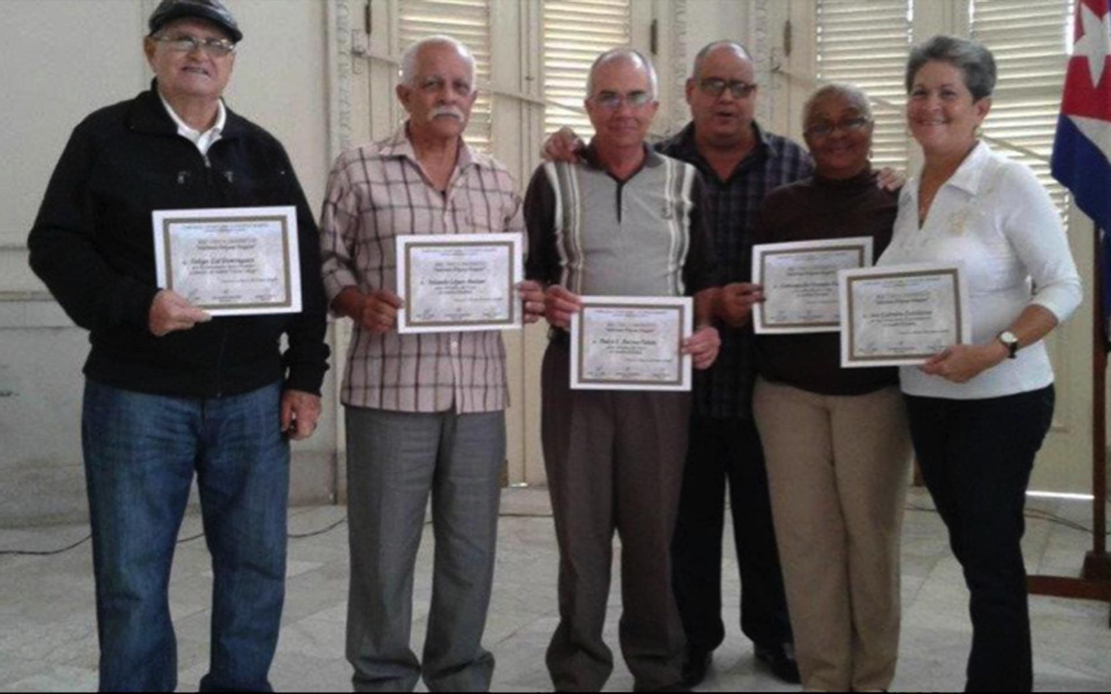 De dcha. izda. el presidente Julio A. Gallo Pérez con lo reconocidos en 2018.