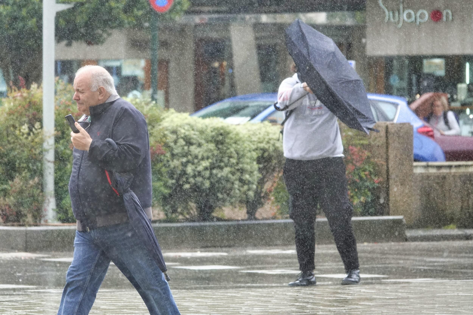 Un paraguas cede ante el fuerte viento en Vigo.