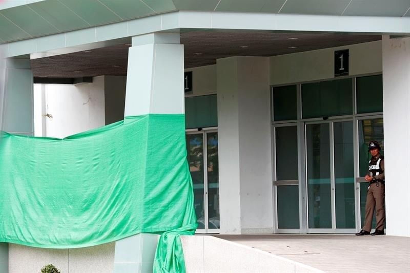 Un policía vigila la entrada al Hospital Chiangrai Prachanukroh