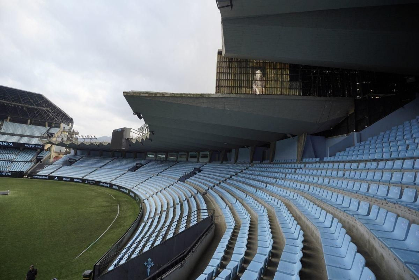 La grada de Gol es la que todavía está pendiente de reforma para concluir el estadio.