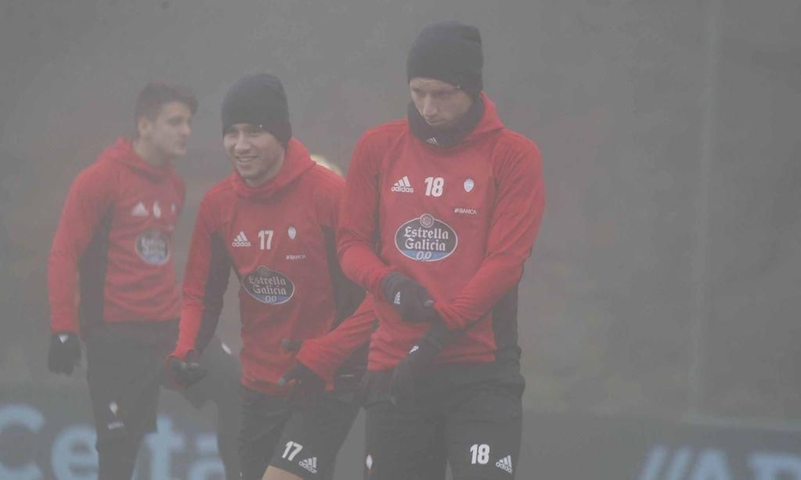 Daniel Wass (d.), durante un entrenamiento en A Madroa.