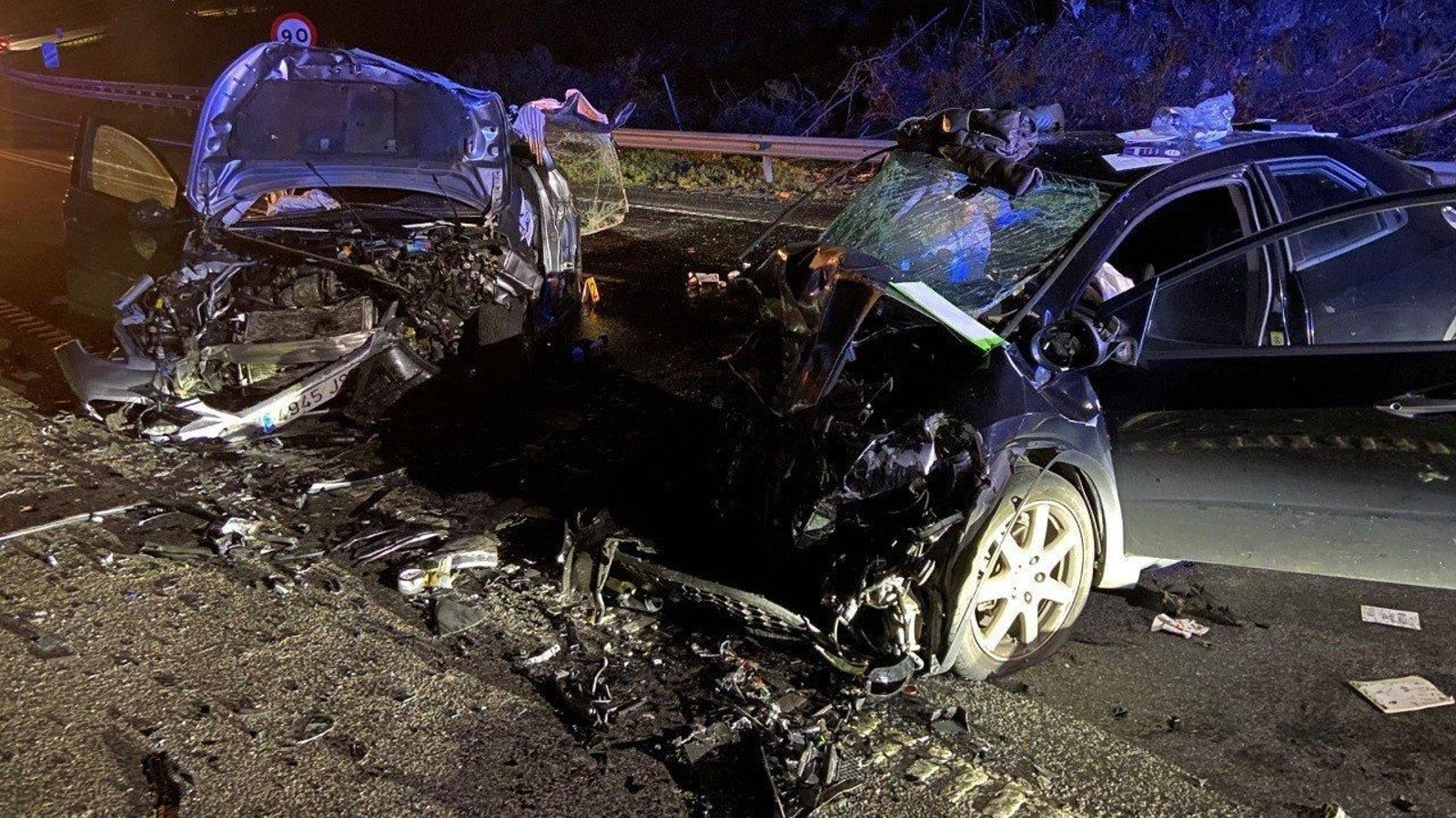 Los dos vehículos implicados en el accidente quedaron totalmente destrozados.