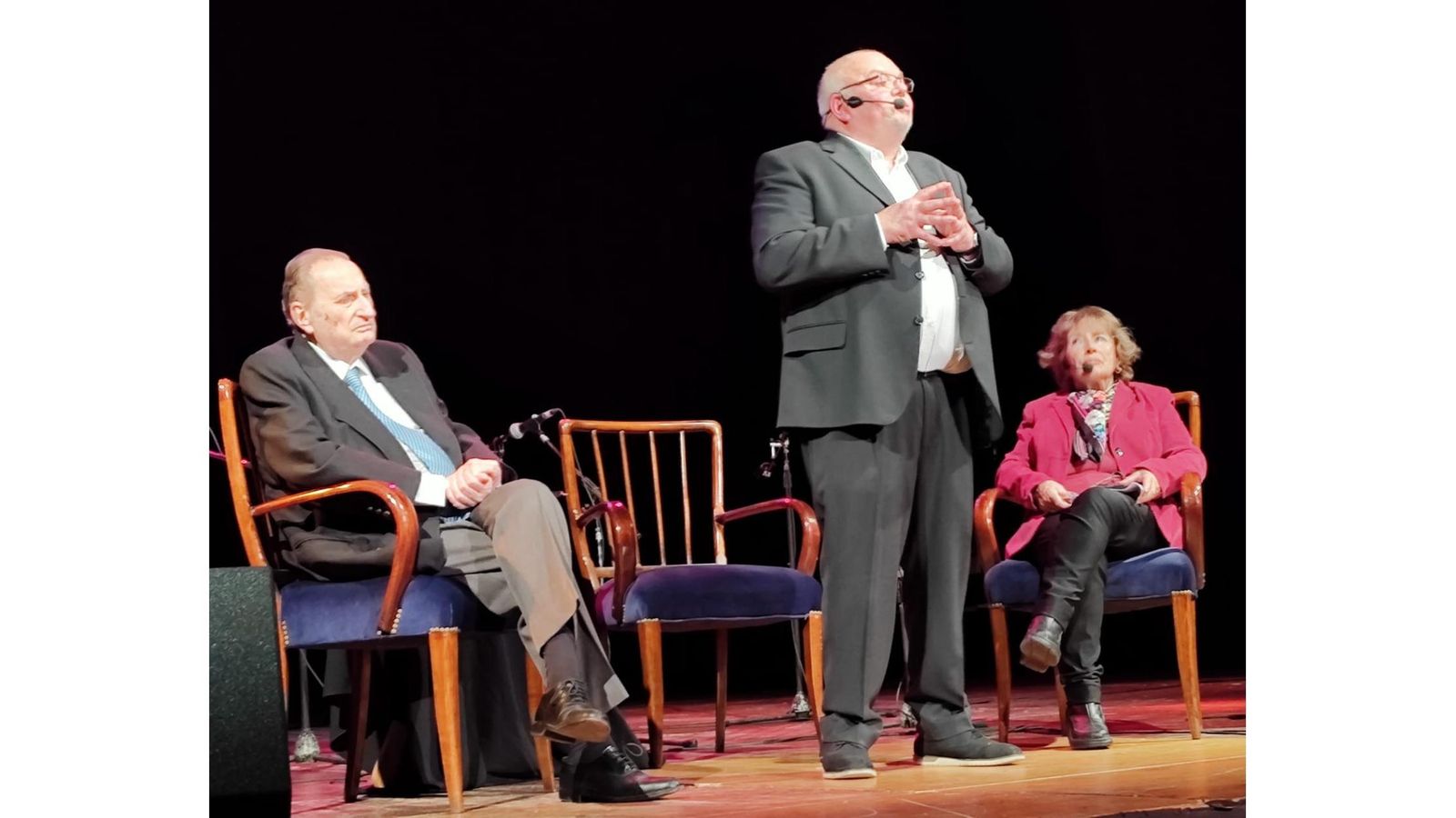 Disertación de Luis González Tosar, en la foto, Antonio Requeni y Celia Otero Ledo