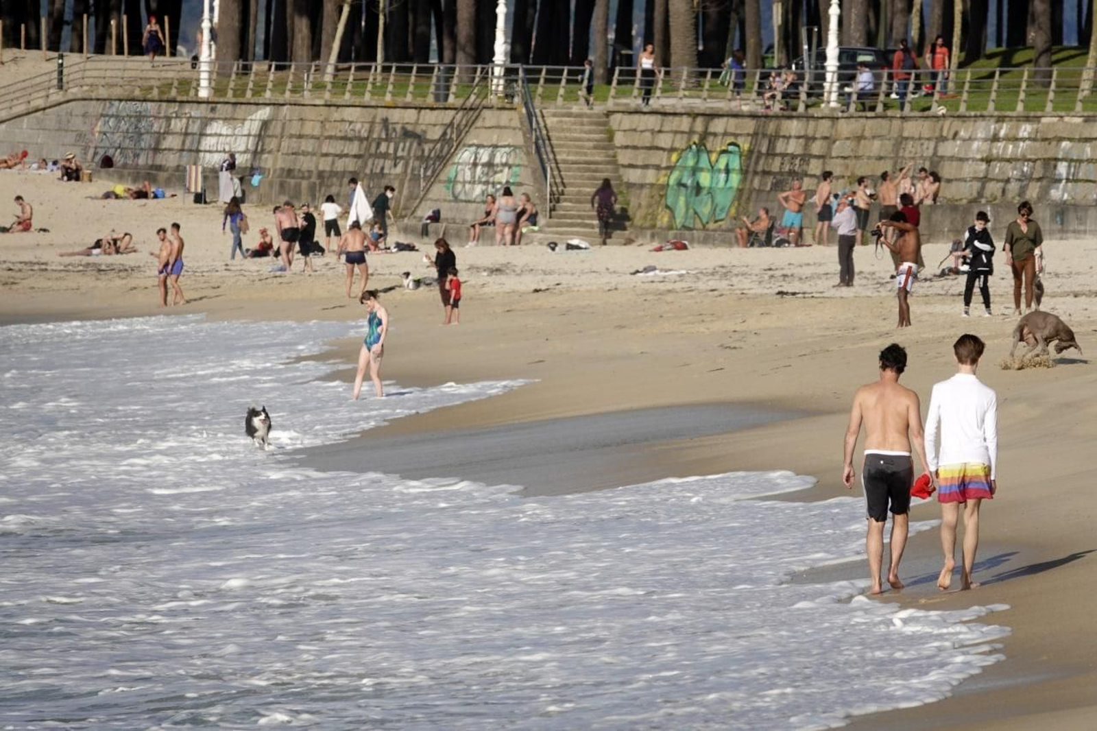 Fin de año con tiempo de verano en Vigo. Playa de Samil. // Vicente Alonso
