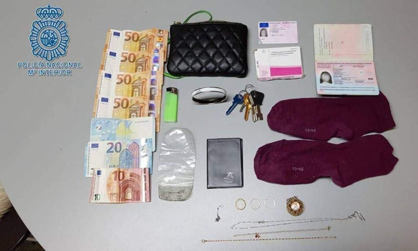 Efectos requisados a la cédula desarticulada en Sevilla a principios de año, entre ellos  los calcetines.