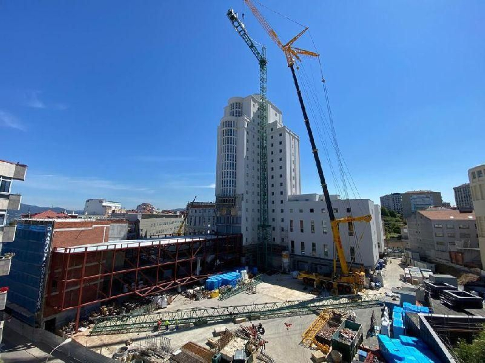 Desmontan la grúa de la Ciudad de la Justicia de Vigo _ Alberte 36