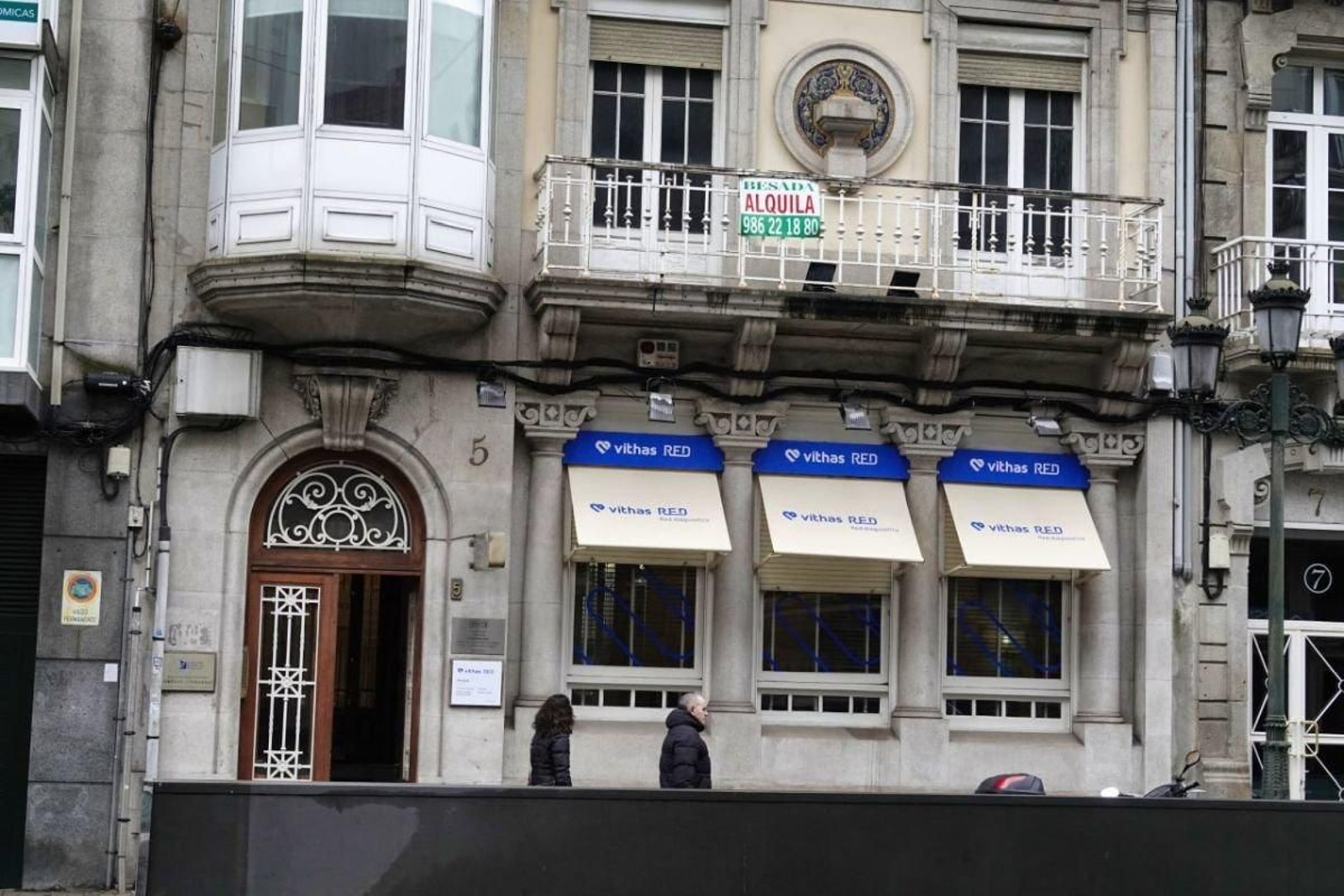 Un cartel de alquiler en un piso de Rosalía de Castro, hace unas semanas.