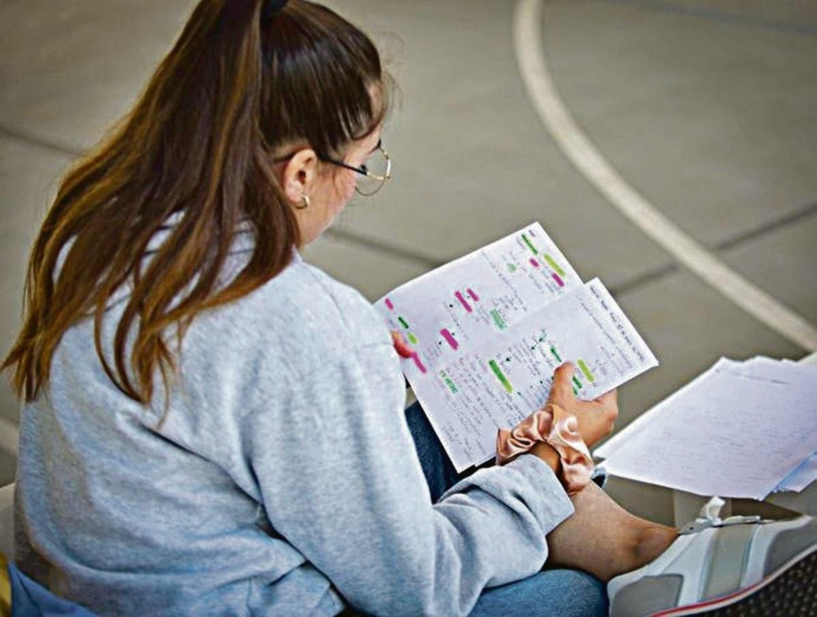 Una estudiante universitaria repasa sus apuntes.
