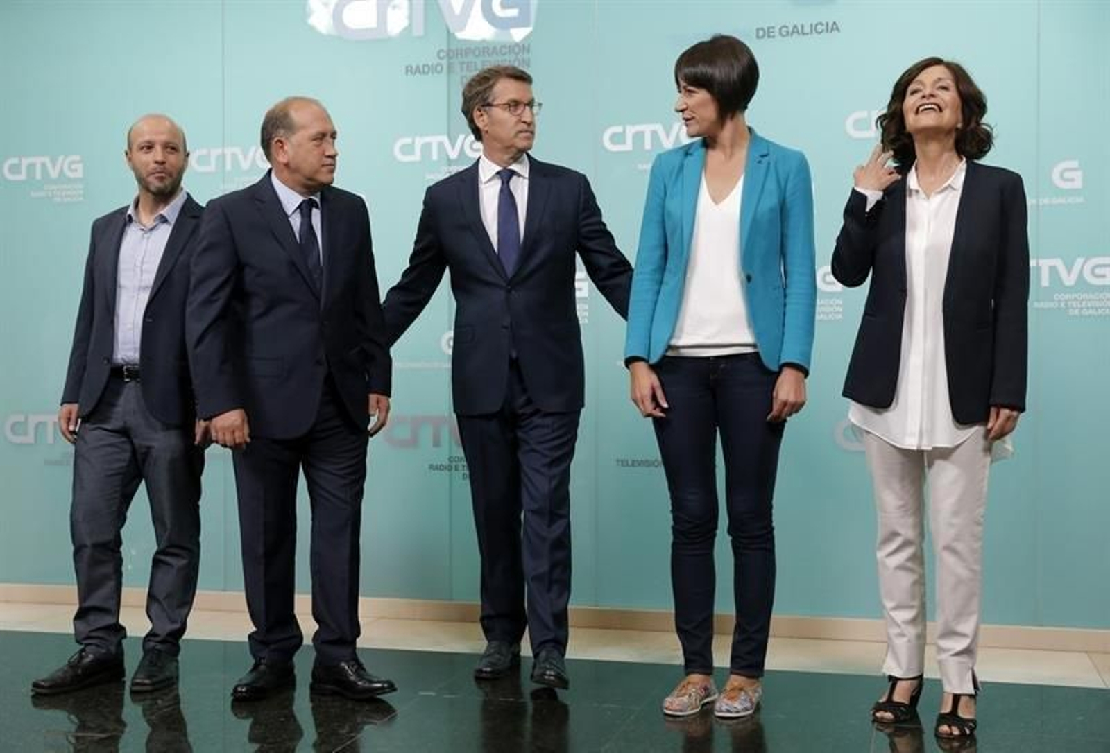 Los candidatos a la presidencia de la Xunta, Alberto Núñez Feijóo (PP) (c); Joaquín Fernández Leiceaga (PSdG-PSOE) (2i); Ana Pontón (BNG), (4i); Luis Villares (En Marea) (i) y Cristina Losada (Ciudadanos) (d) posan antes del debate