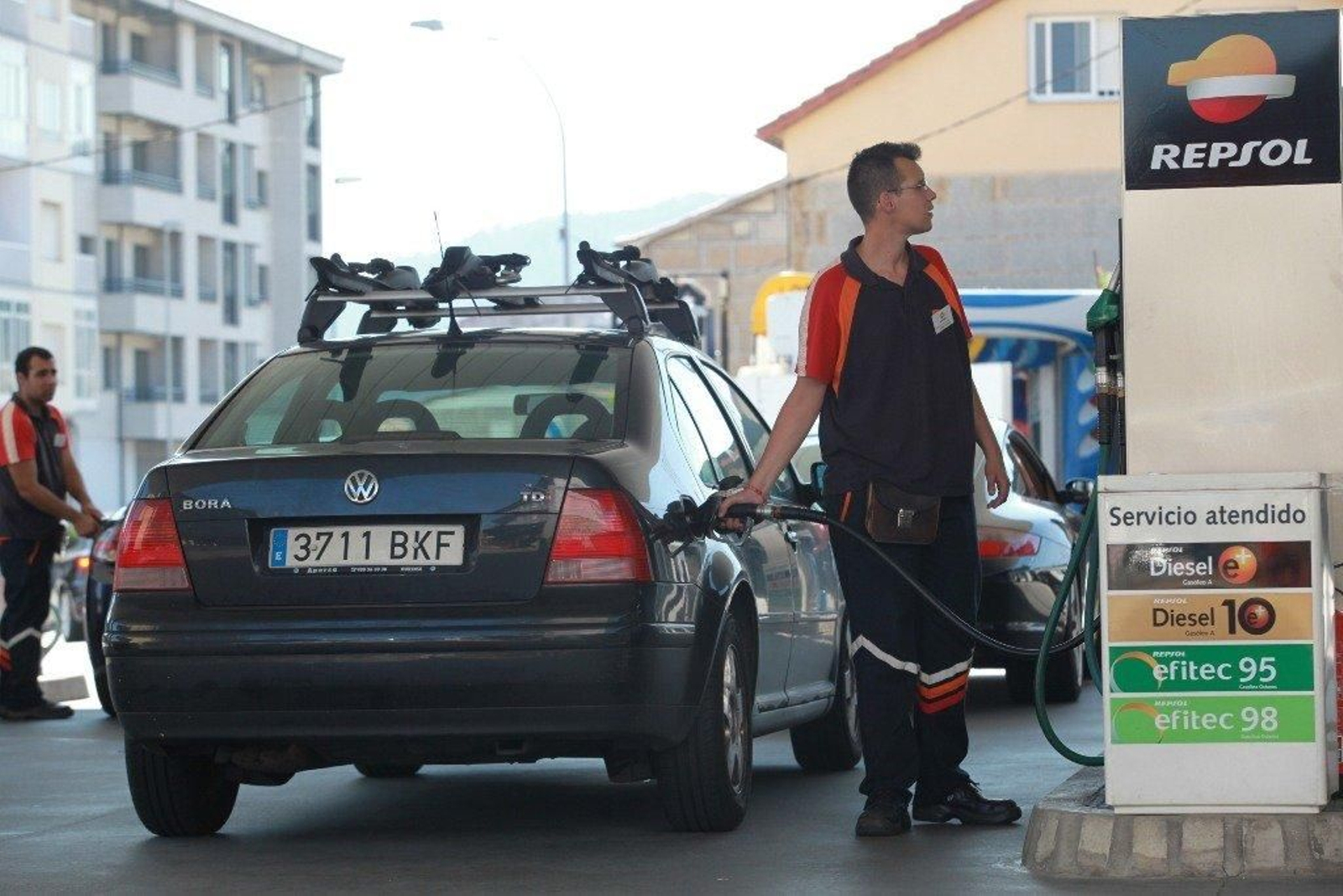 Un vehículo reposta combustible en una estación de servicio ourensana.