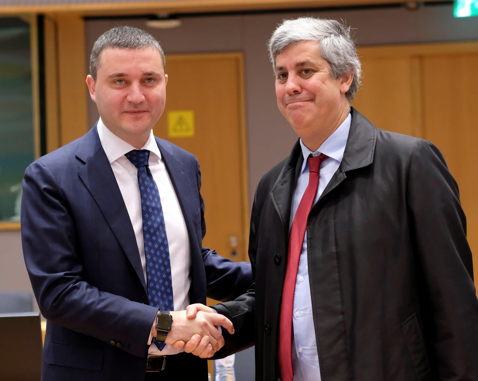 El ministro de Finanzas búlgaro, Vladislav Goranov, con el presidente del Eurogrupo, Mario Centeno.