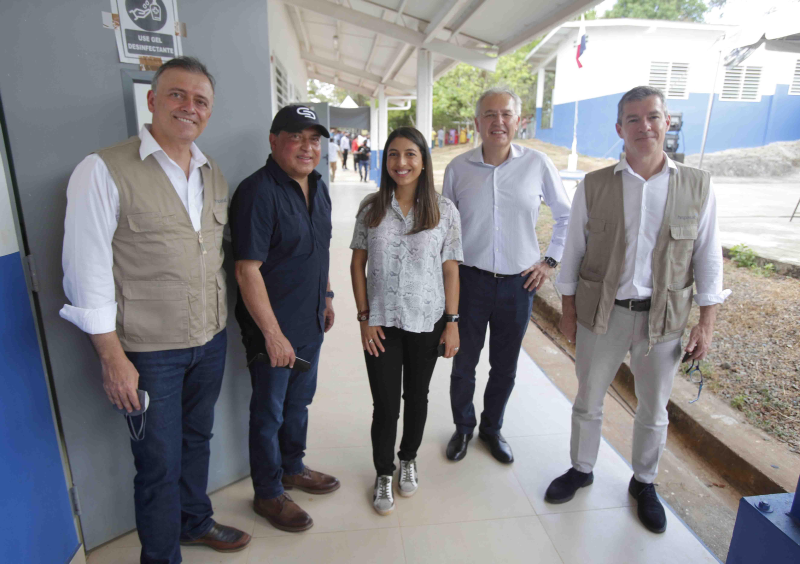 De izquierda a derecha Alejandro Jordan representante de Hispasat, Carlos Castillos consultor para temas educativos, Ana Isabel Castillo consultora para temas educativos, Miguel Angel Panduro e Ignacio Sanchis representantes de Hispasat, participan en la inauguración de aulas tecnológicas en la Escuela Plan de Chorcha, situada en un área rural del occidente de Panamá. EFE/Carlos Lemos