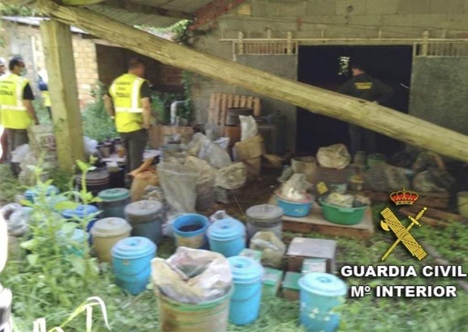 Imagen de la Guardia Civil en el depósito ilegal encontrado el domingo en Baldráns.