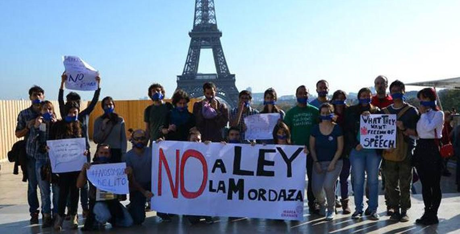 La Torre Eiffel también sirvió como marco para esta protesta "virtual".