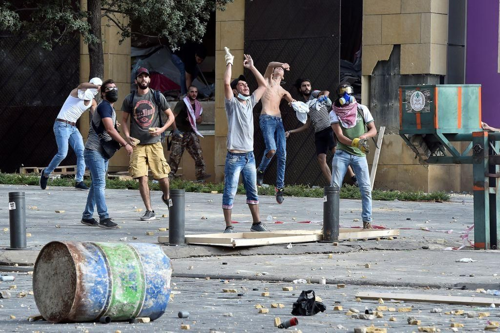 Manifestantes contrarios al Gobierno protestan en la capital de Líbano, Beirut, durante el día de ayer.