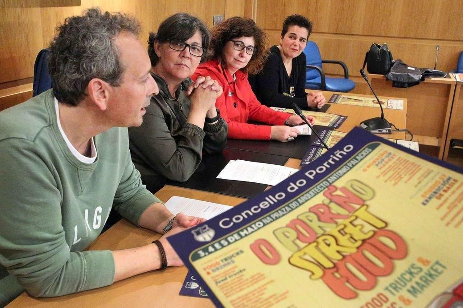 La alcaldesa con la concejala Lourdes Moure, y los organizadores, ayer en el salón de plenos.