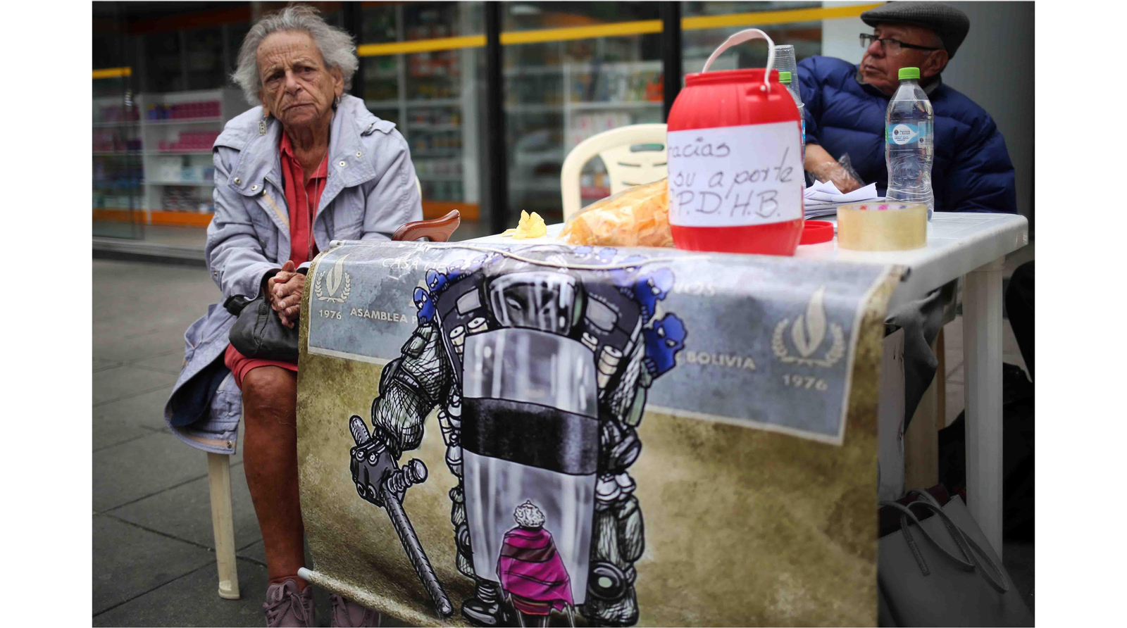La activista de los derechos humanos Amparo Carvajal recibe denuncias en una mesa improvisada en la calle en La Paz (Bolivia). EFE/Luis Gandarillas