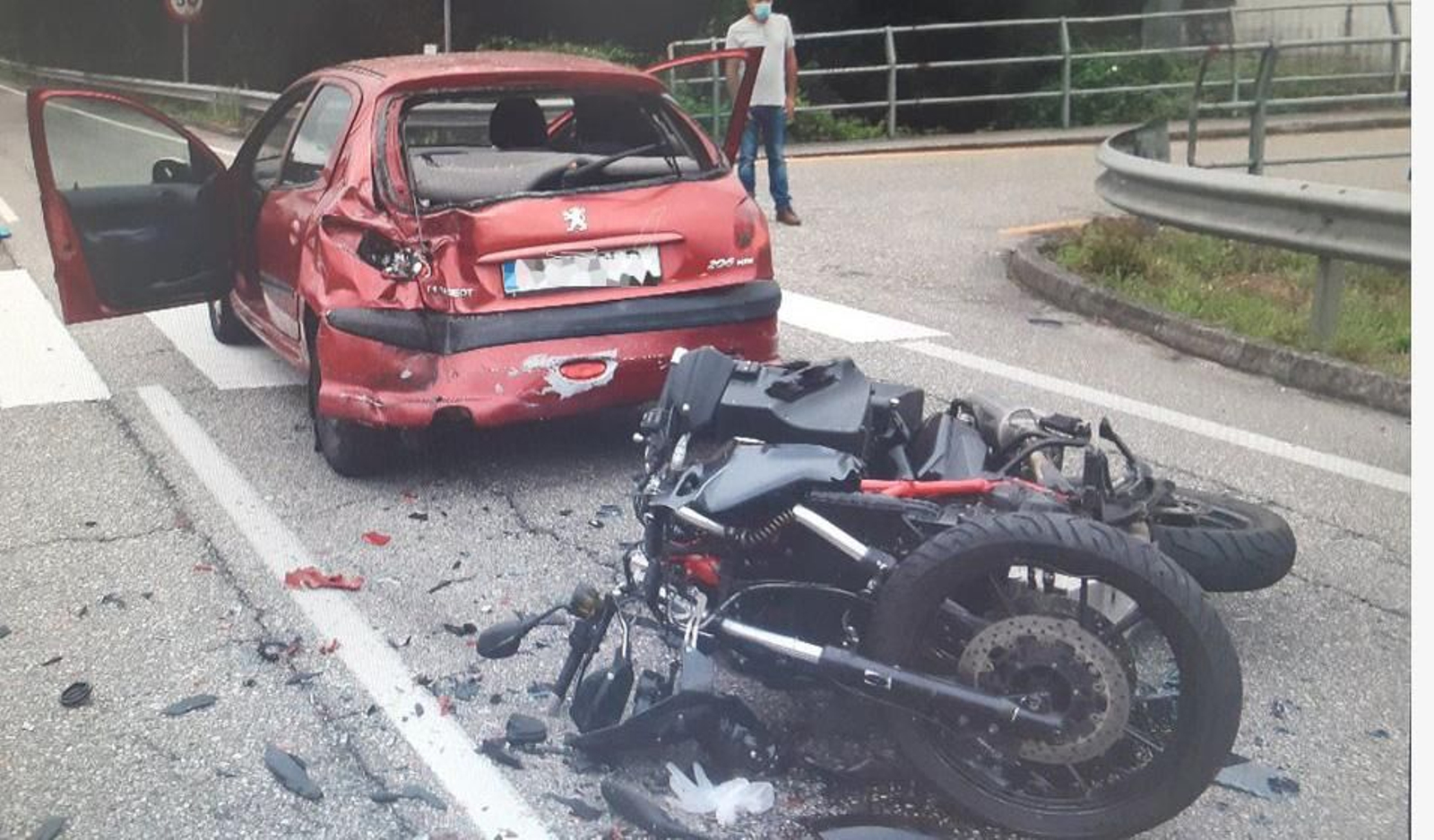 Estado en el que quedaron los dos vehículos implicados tras la colisión por alcance.