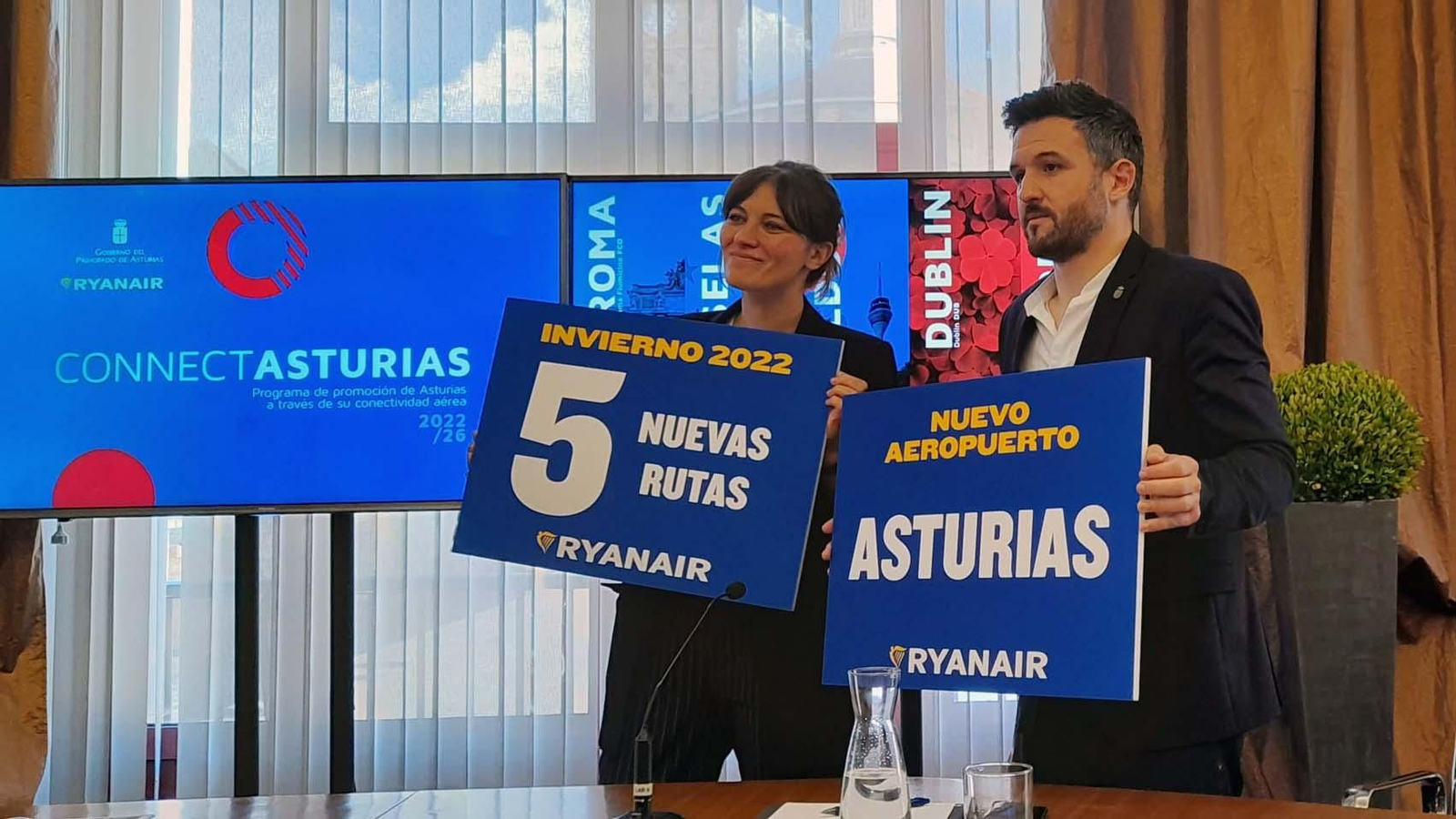 la country manager de Ryanair para España y Portugal, Elena Cabrera, y el viceconsejero de Infraestructuras, Movilidad y Territorio, Jorge García