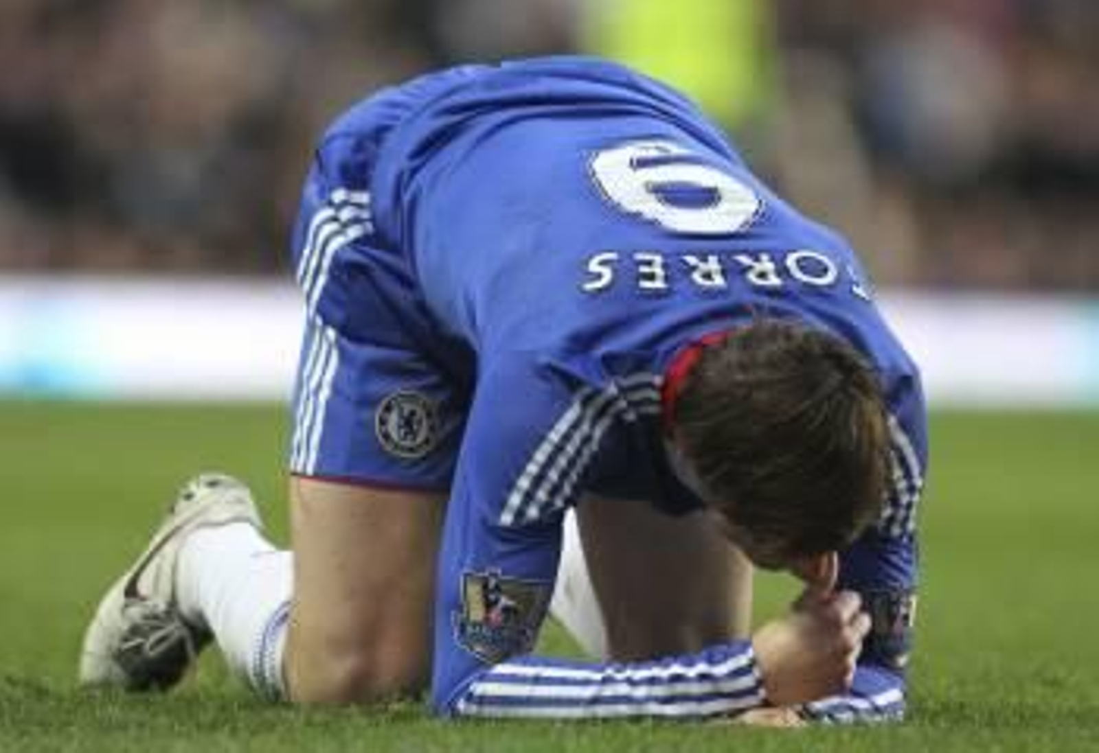 Fernando Torres, arrodillado durante el partido entre Chelsea y Liverpool, en Londres.? (Foto: GEOFF CADDICK)