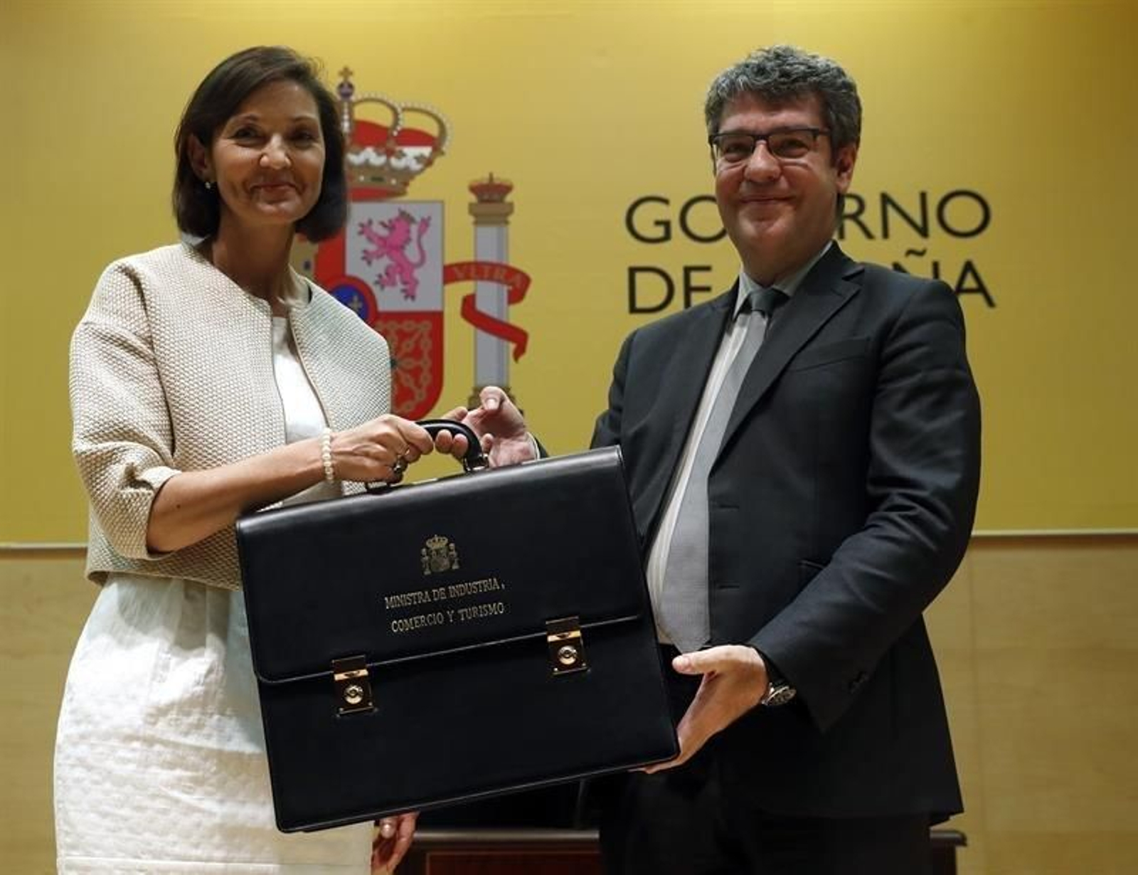 La ministra de Industria Reyes Maroto, recibe la cartera de su antecesor en el cargo Álvaro Nadal