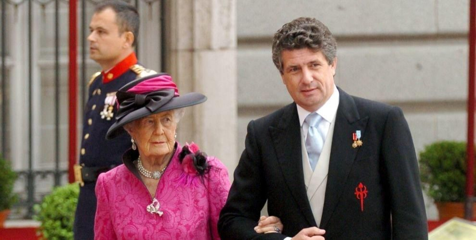 Alicia de Borbón, junto a su nieto Rodrigo, en la boda de los príncipes de Asturias.