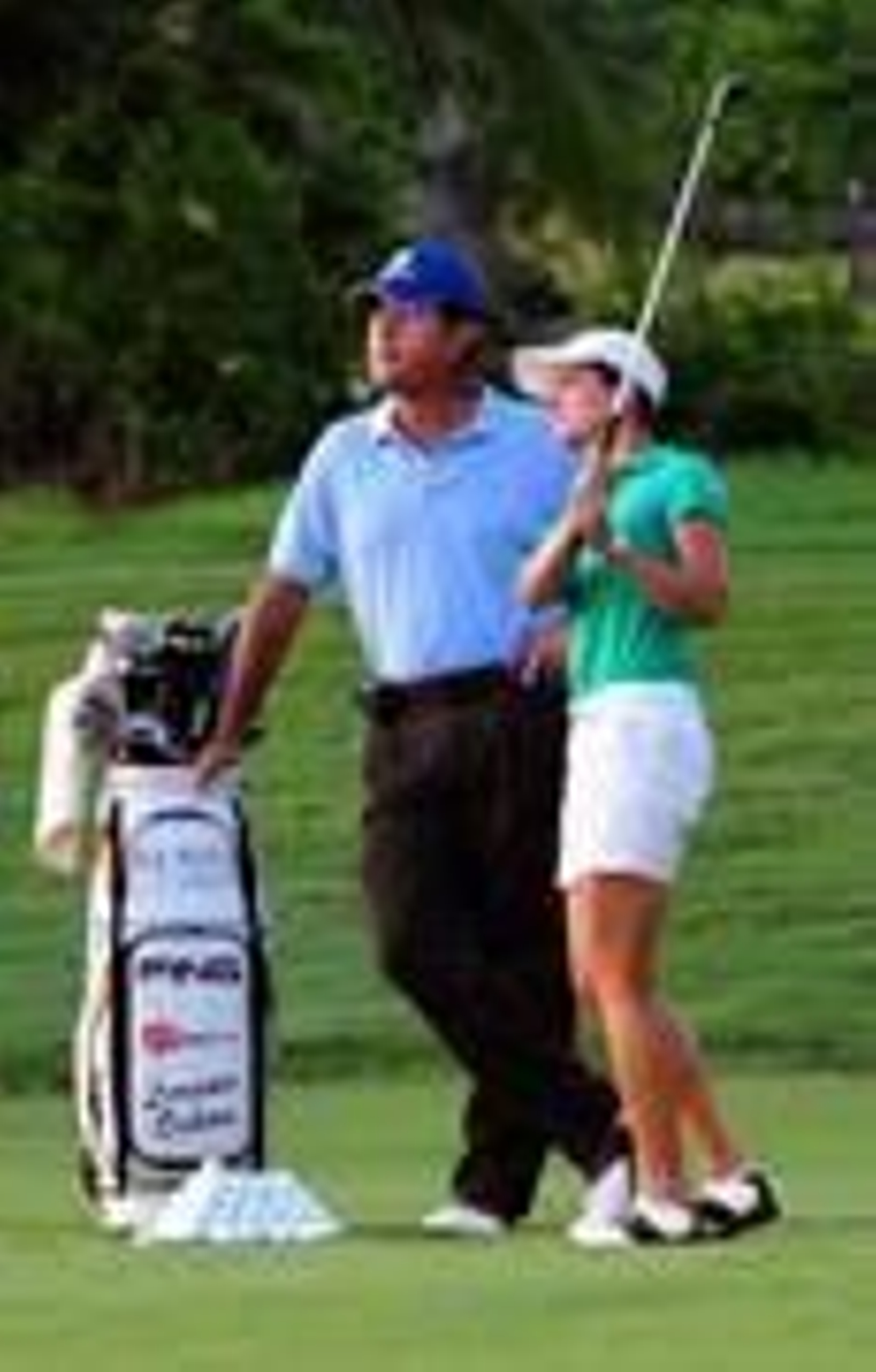 Una pareja practicando golf.