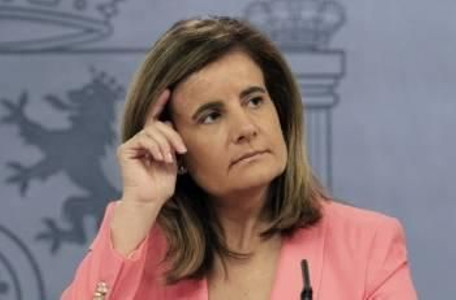 La ministra de Empleo y Seguridad Social, Fátima Báñez, tras el Consejo de Ministros. (Foto: SERGIO BARRENECHEA)