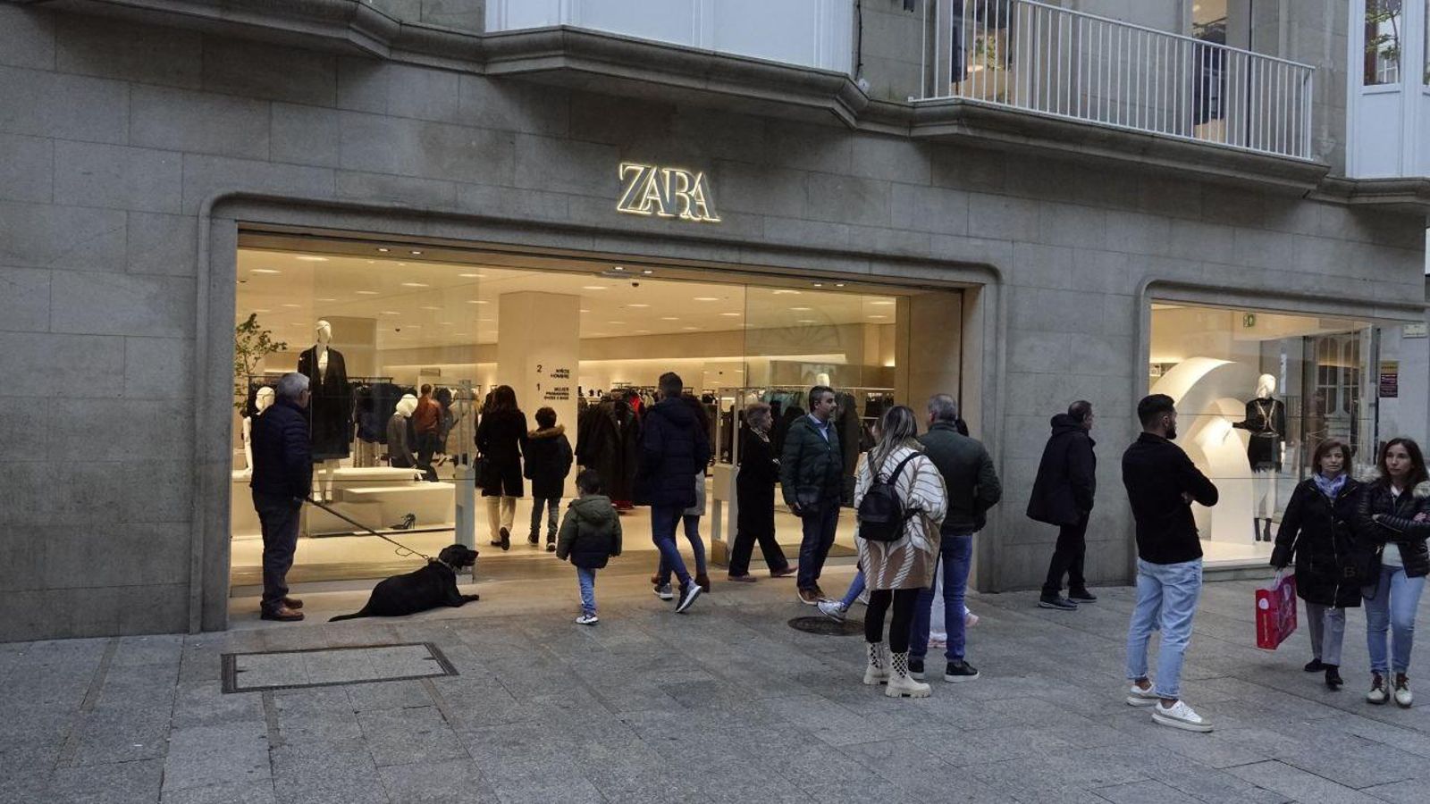 Gente entrando y saliendo de tiendas en Príncipe este domingo.