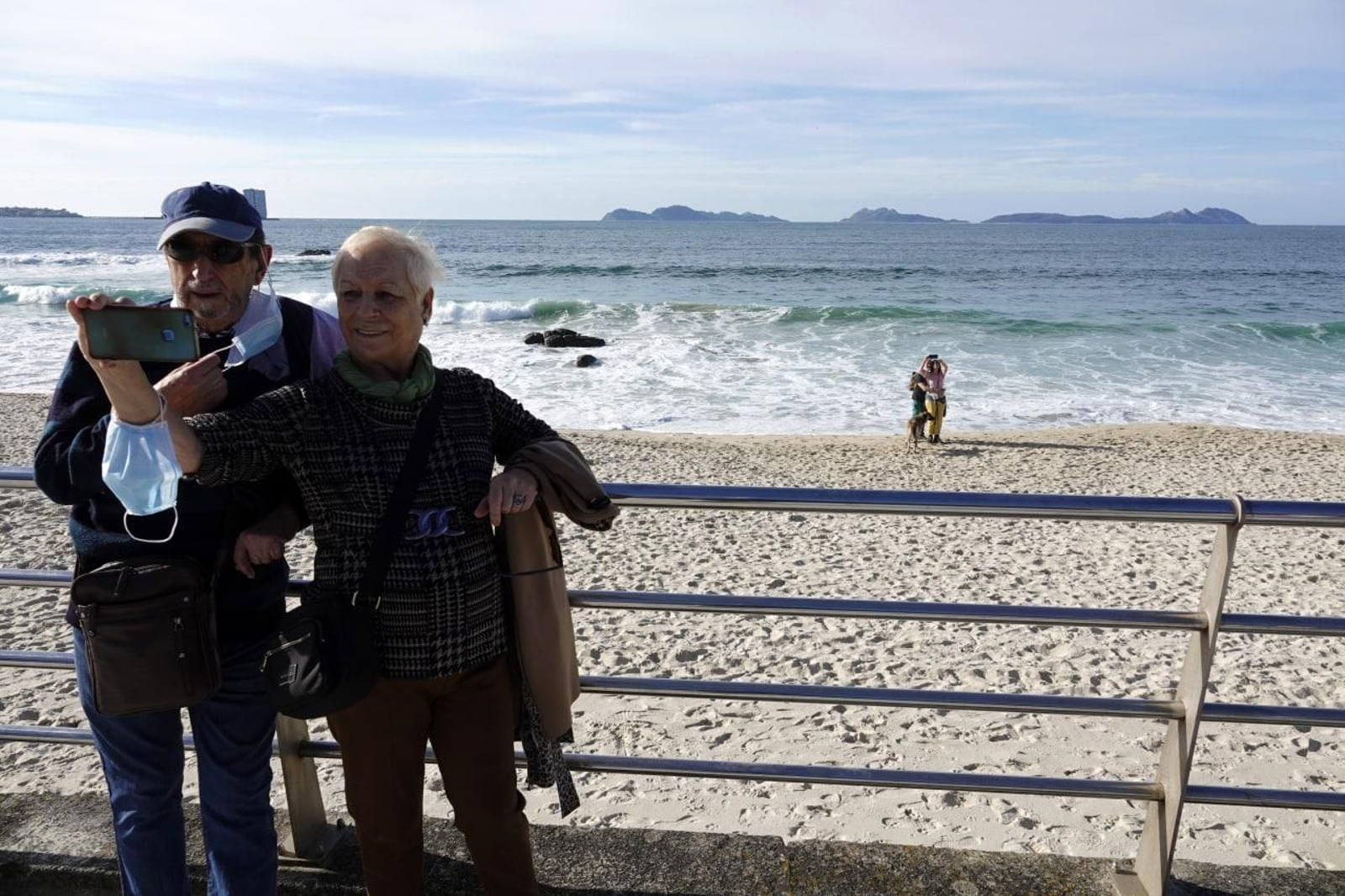 Fin de año con tiempo de verano en Vigo. Playa de Samil. // Vicente Alonso