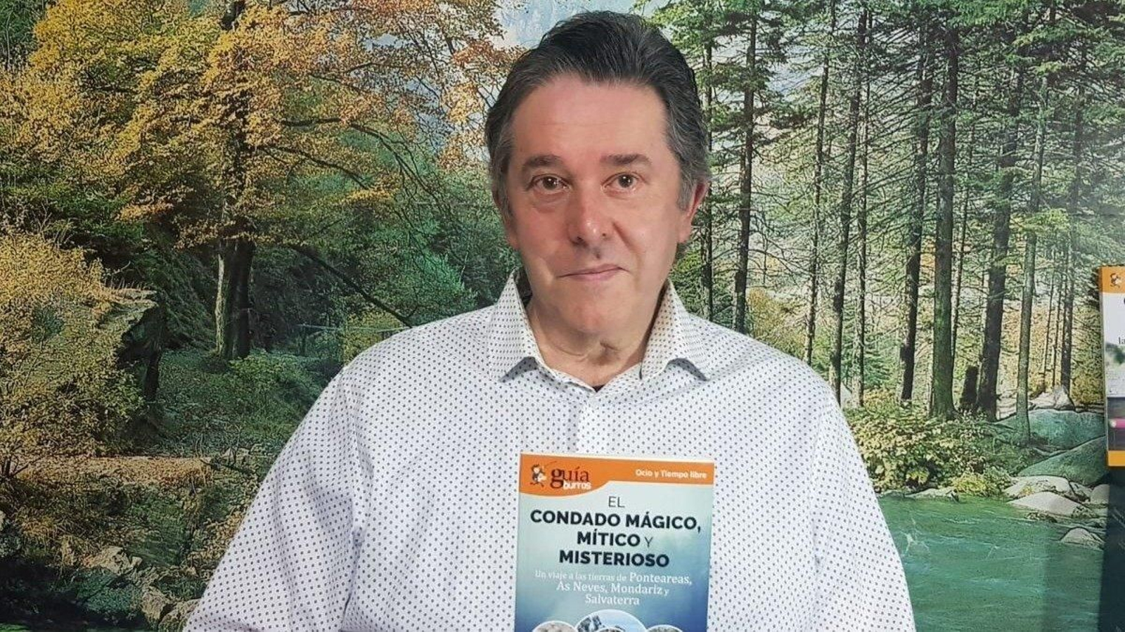 Santiago Pazhin con su nuevo libro “El Condado Mágico y Misterioso”.
