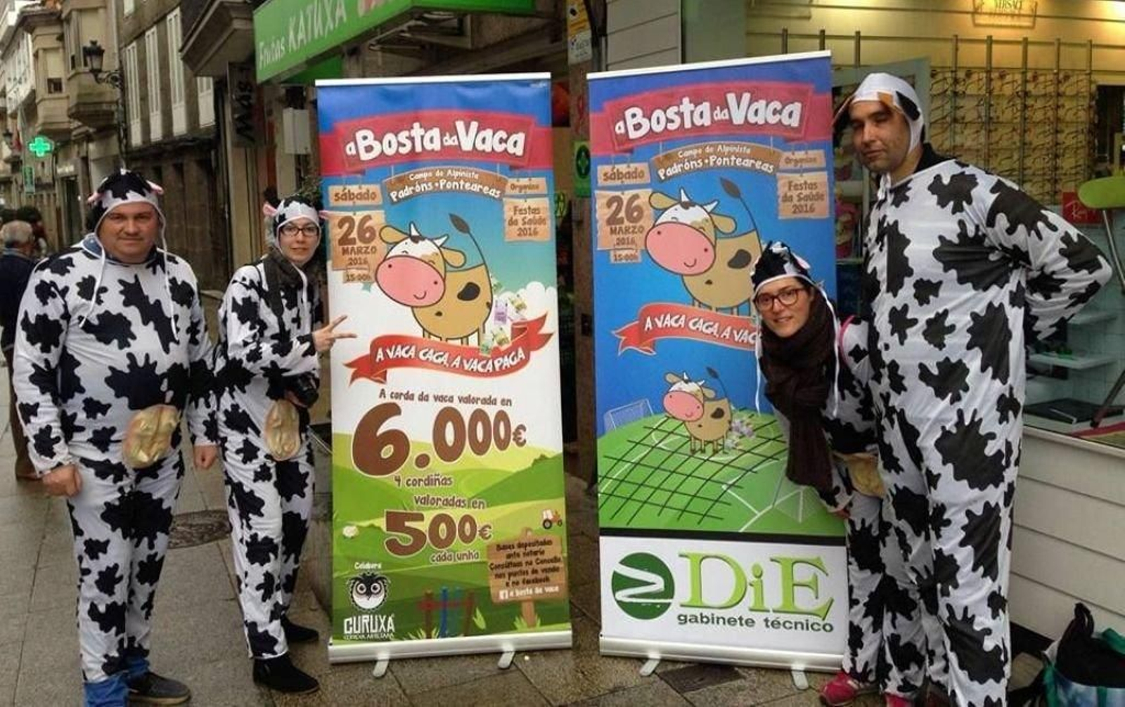 La comisión de Festas da Saúde de Padróns, hace gala de su buen humor para recaudar fondos.