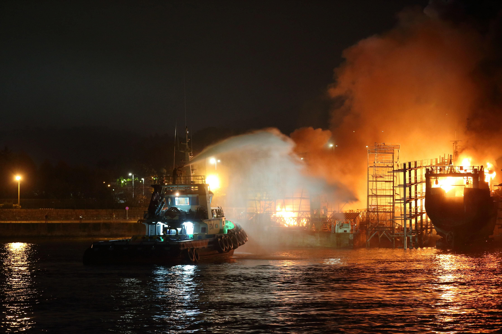 Incendio de un astillero en Marín // Alberte