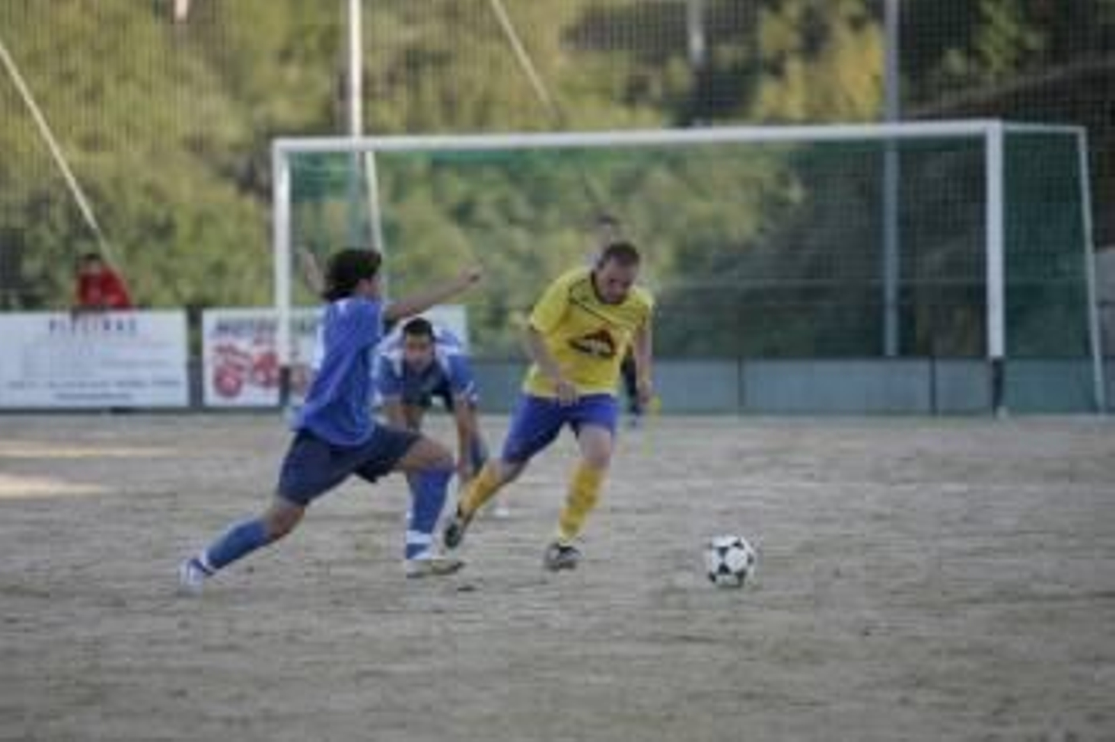 Rubio intenta irse con el balón ante Bruno. (Foto: Marcos Atrio)