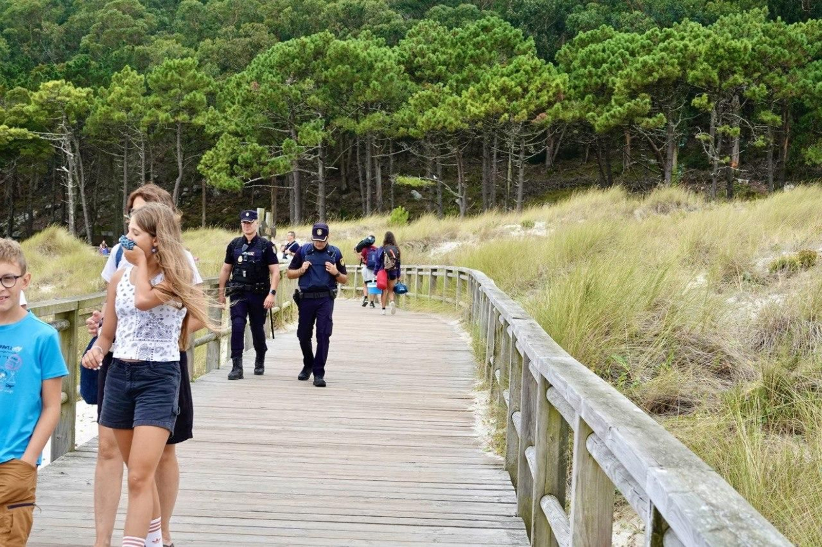 La Policía en las Cíes. // Vicente Alonso