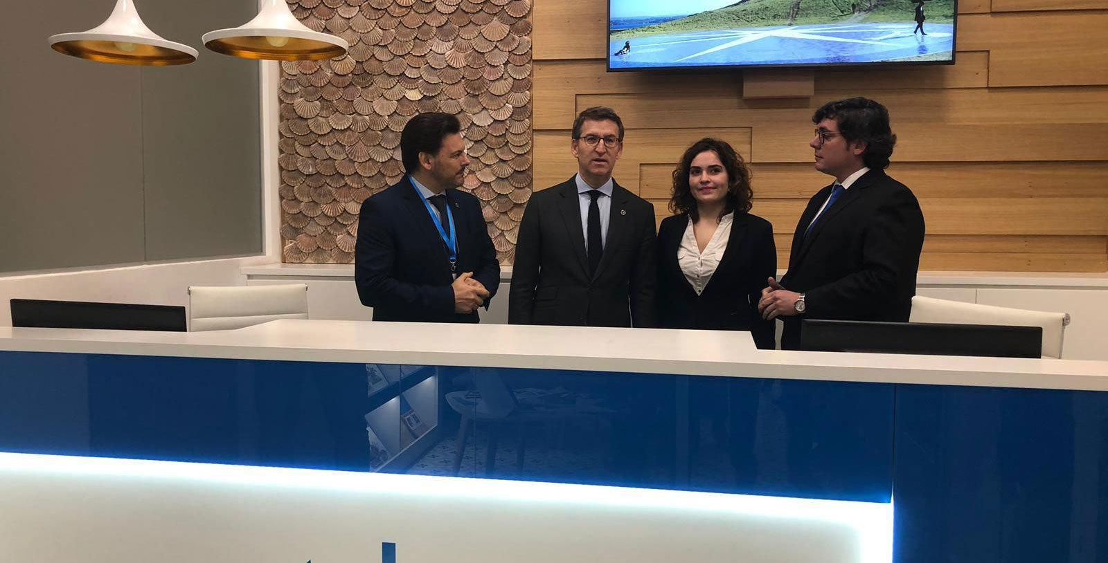 Imagen de la visita del presidente de la Xunta de Galicia a la oficina de Turismo de Galicia situada en las instalaciones del Centro Galego de Barcelona