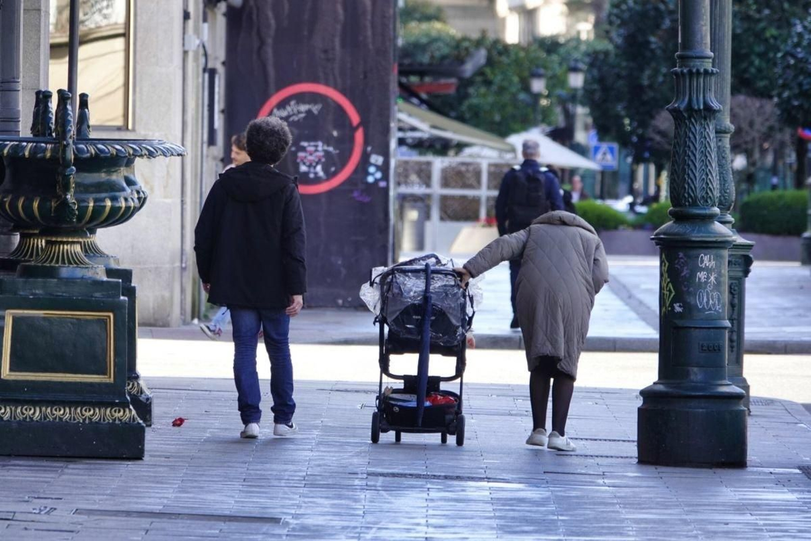 Una madre joven por las calles de Vigo.