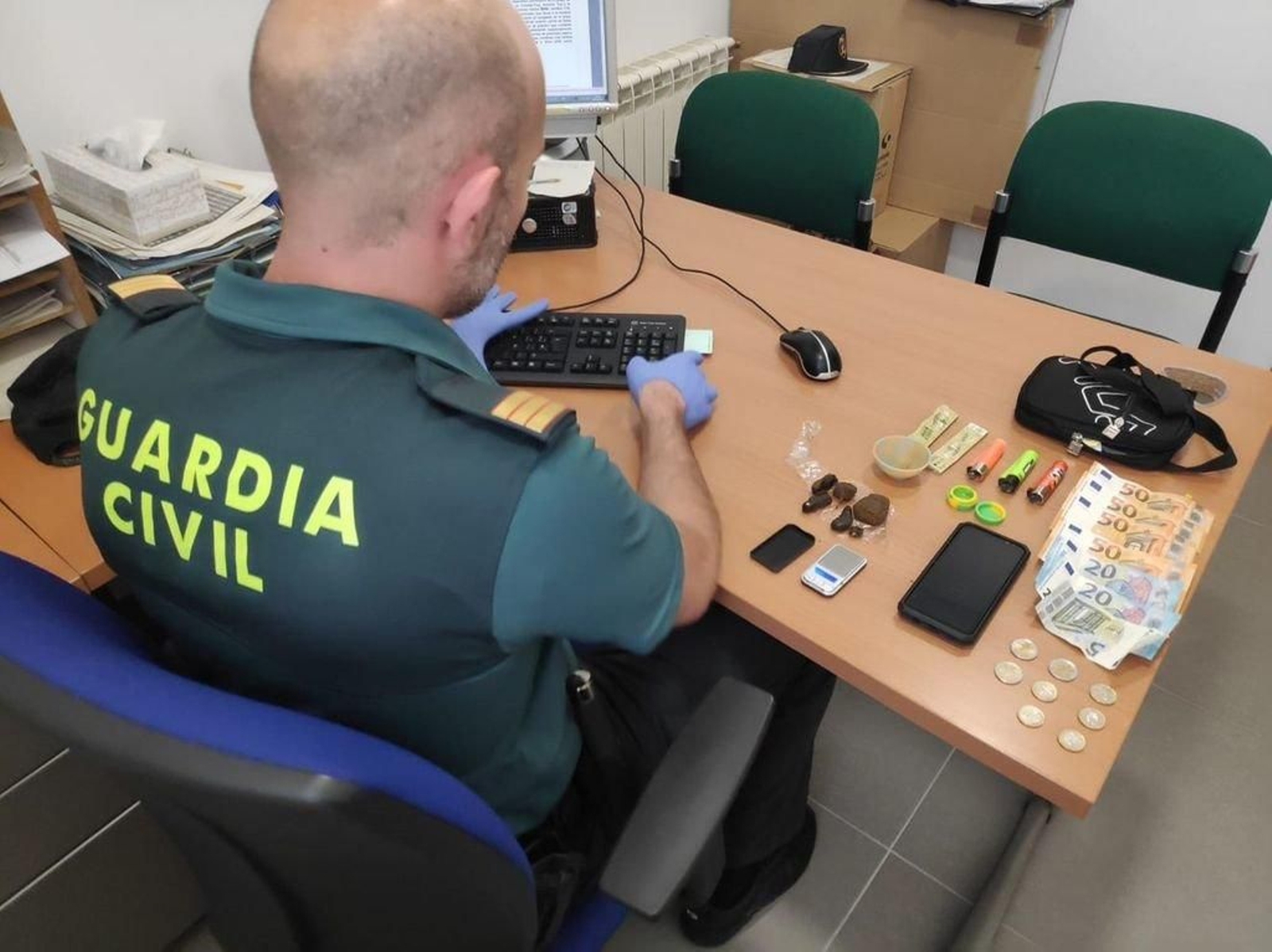 Objetos incautados al joven por los agentes de la Guardia Civil.