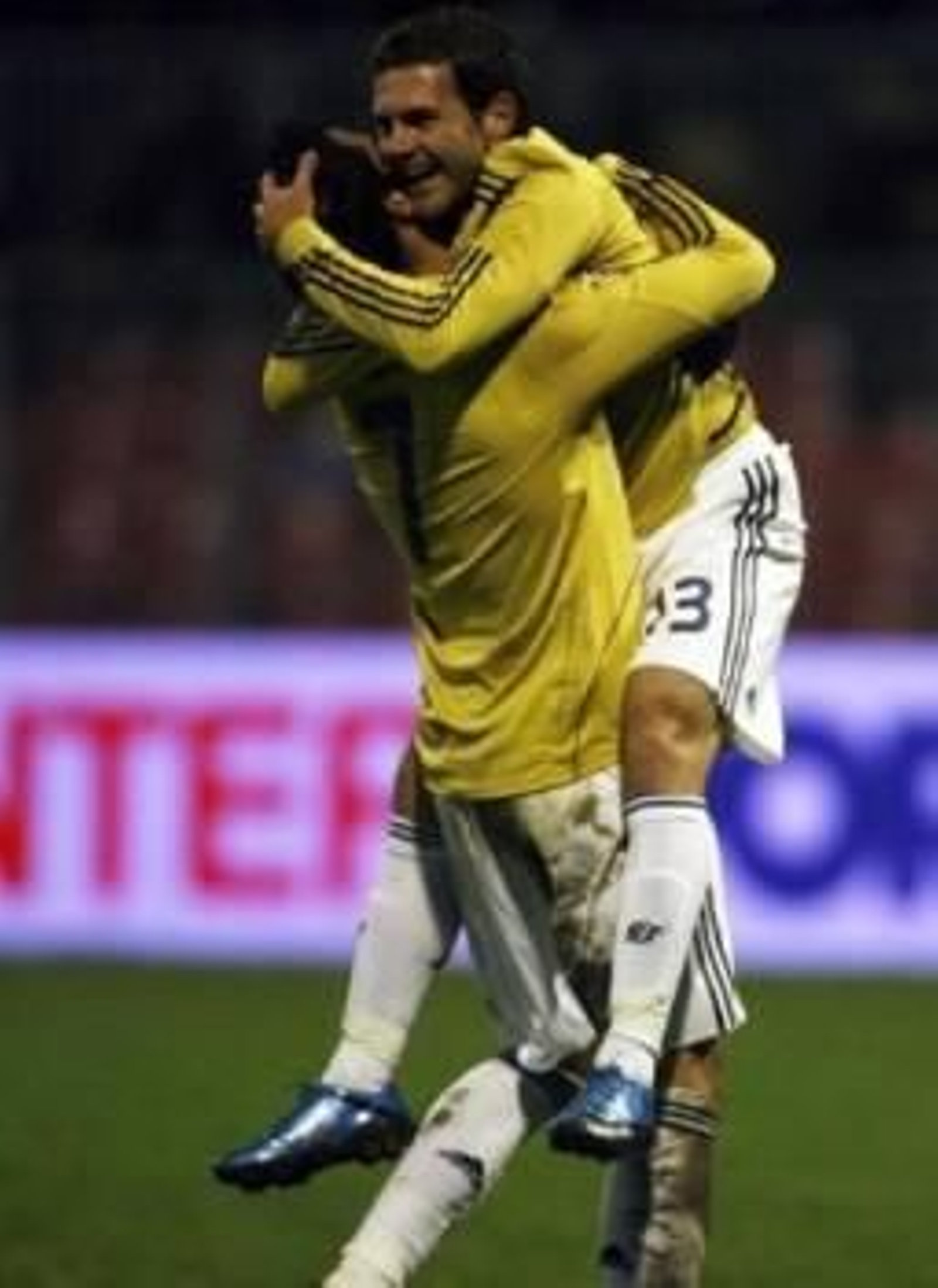 Mata celebra su gol con un compañero.