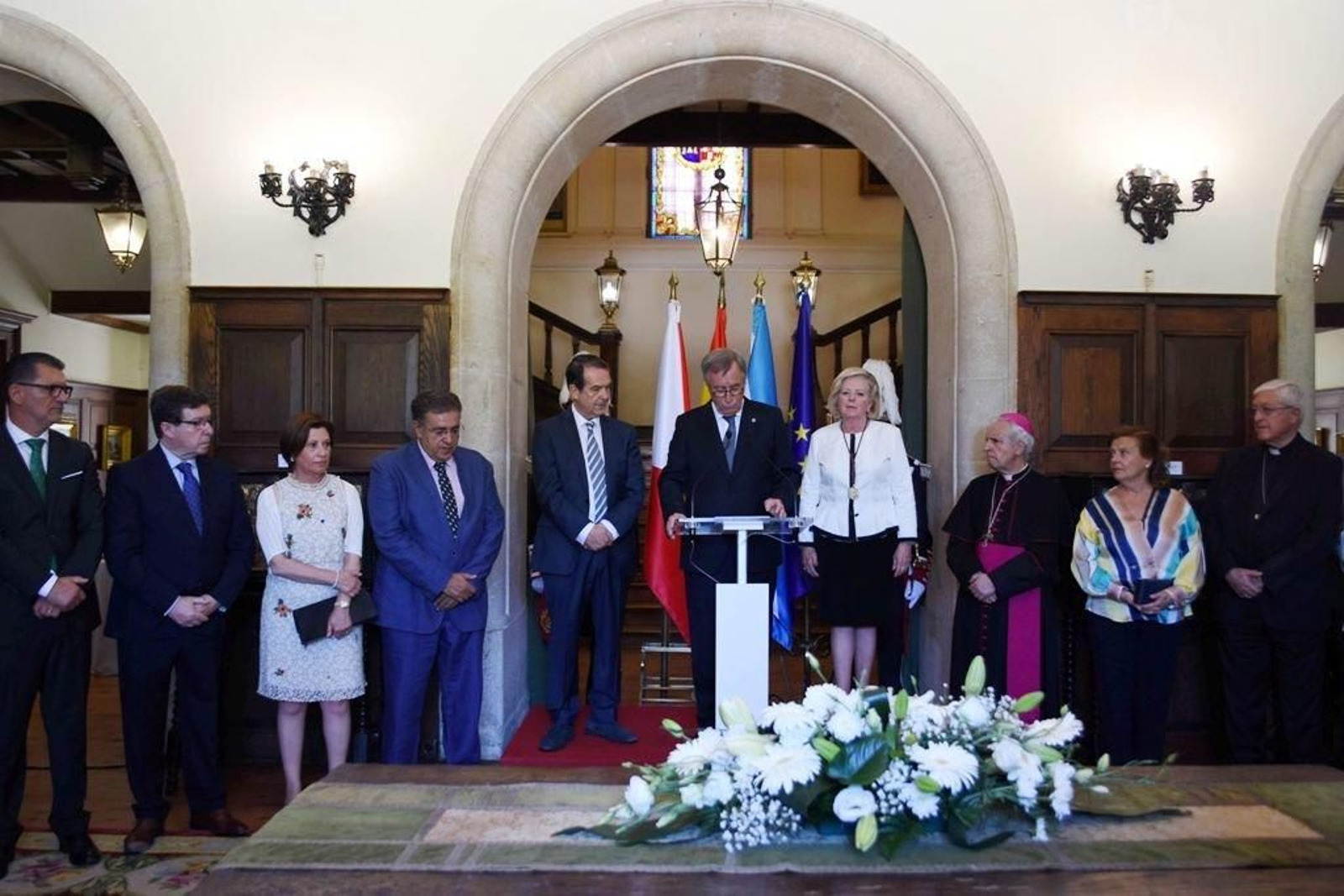 El alcalde Abel Caballero, con la Hermana Mayor, Marora Martín-Caloto; el pregonero Pedro Gil, con el obispo Luis Quinteiro Fiuza y el predicador, Juan Piris Frigola, obispo emérito de Lleida.