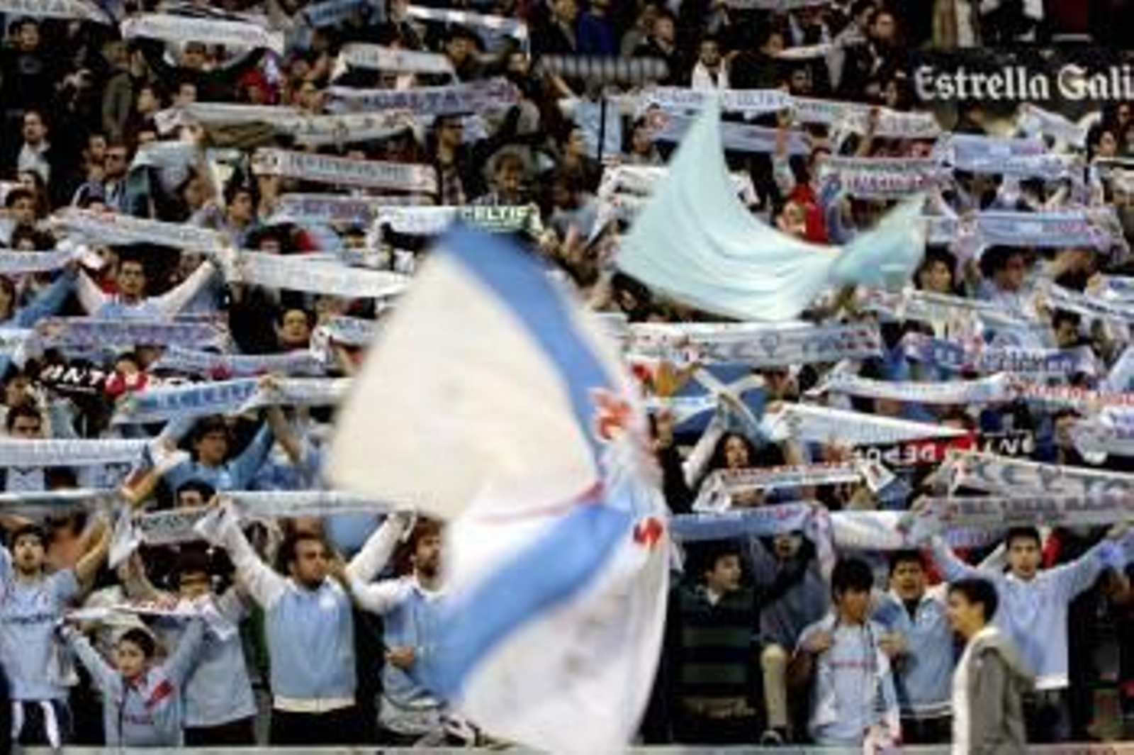 Los aficionados del Celta de Vigo celebran el empate a dos goles frente al Barcelona (Foto: EFE)